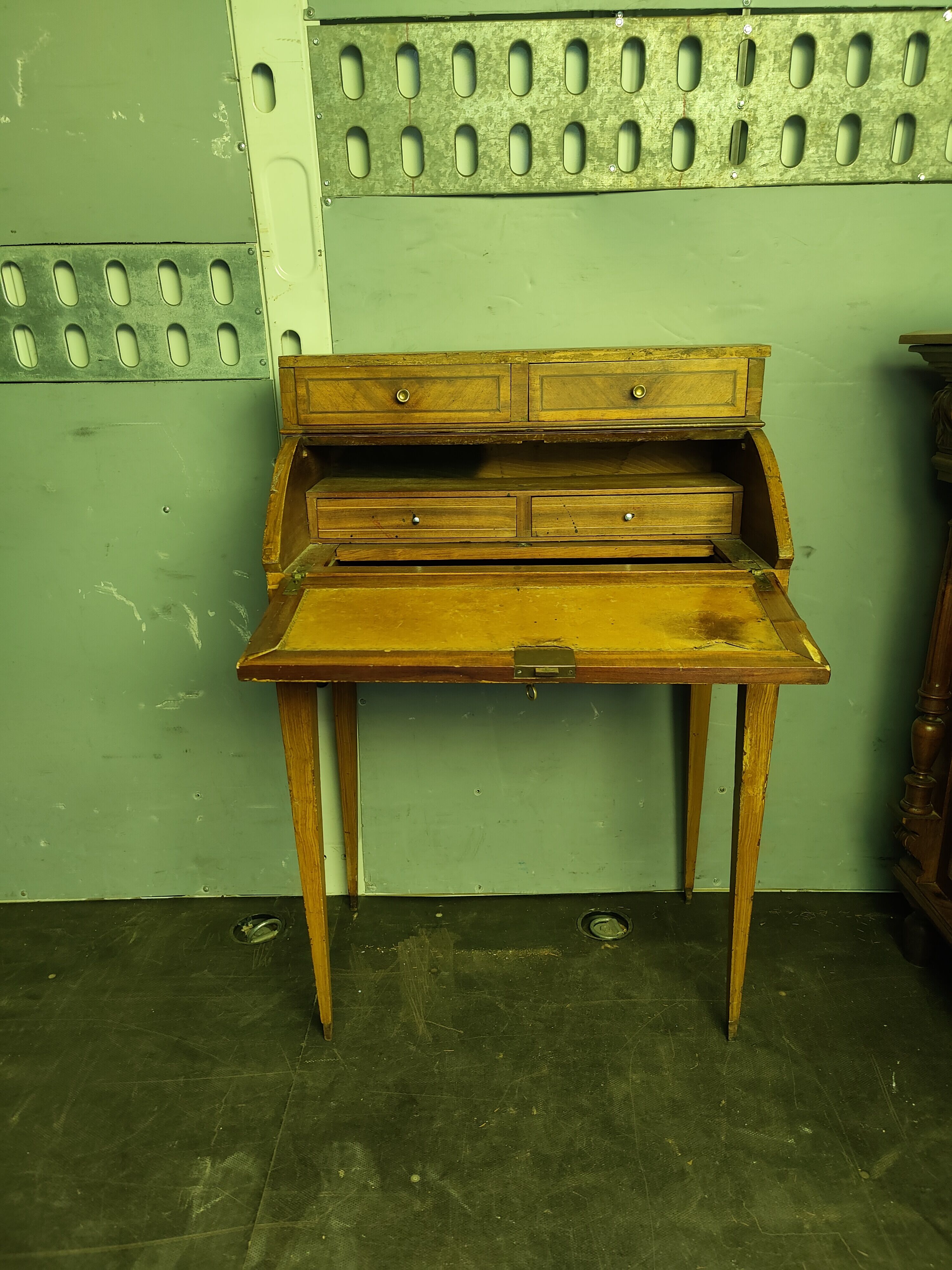 Meuble ancien avec 4 tiroirs