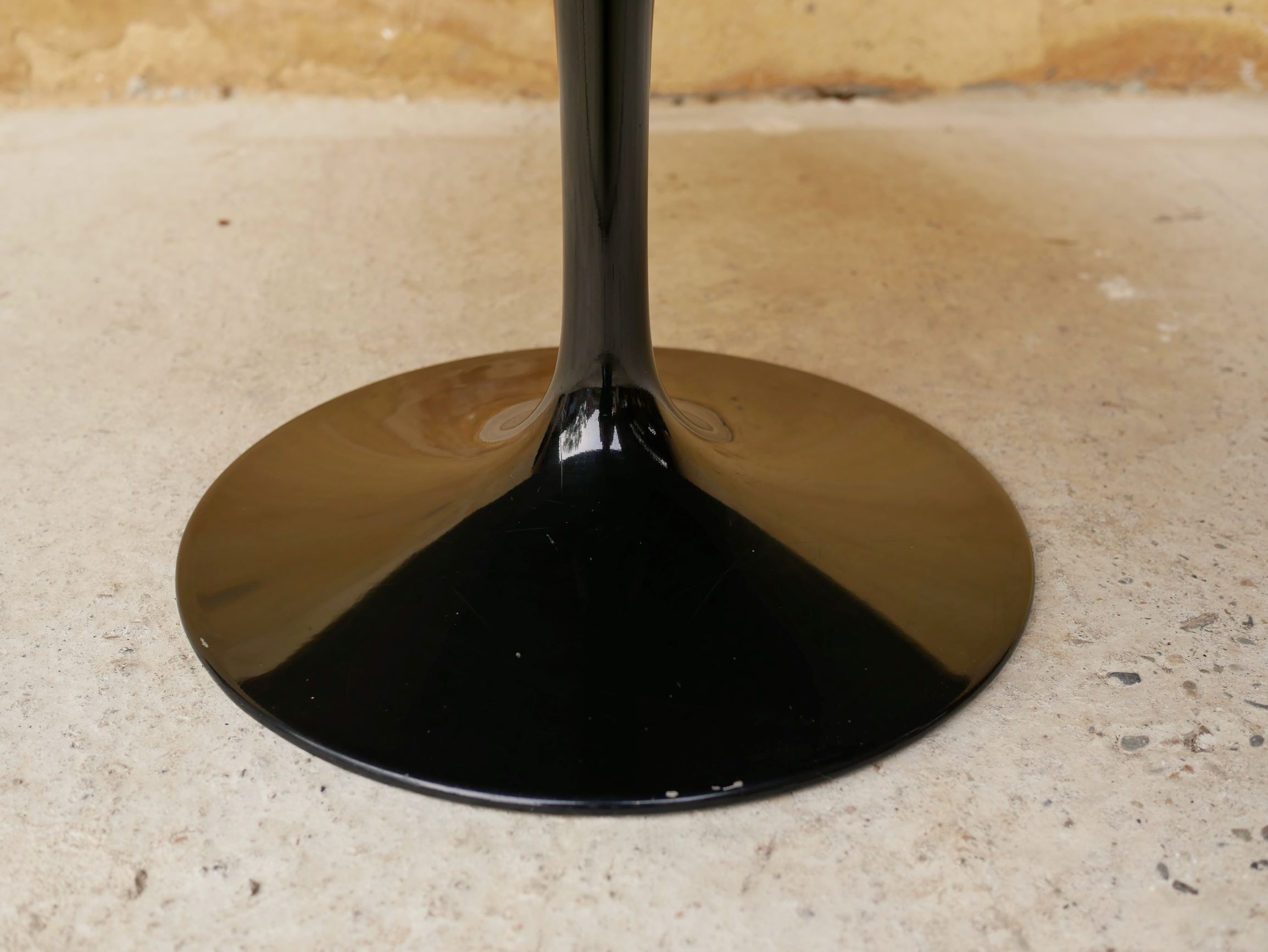Table basse tulipe vintage en marbre noir