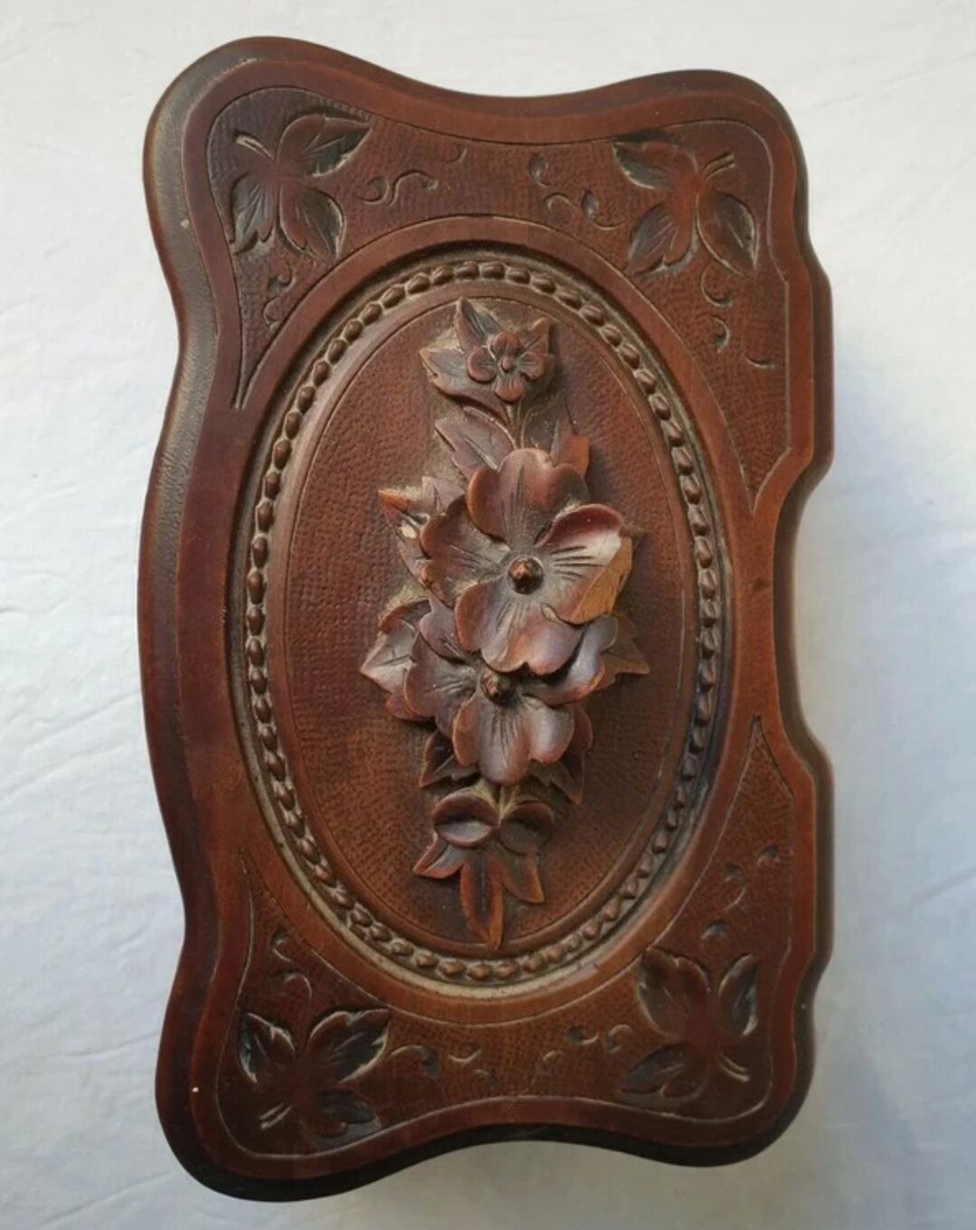 Ancienne boîte à bijoux en bois de la forêt noire