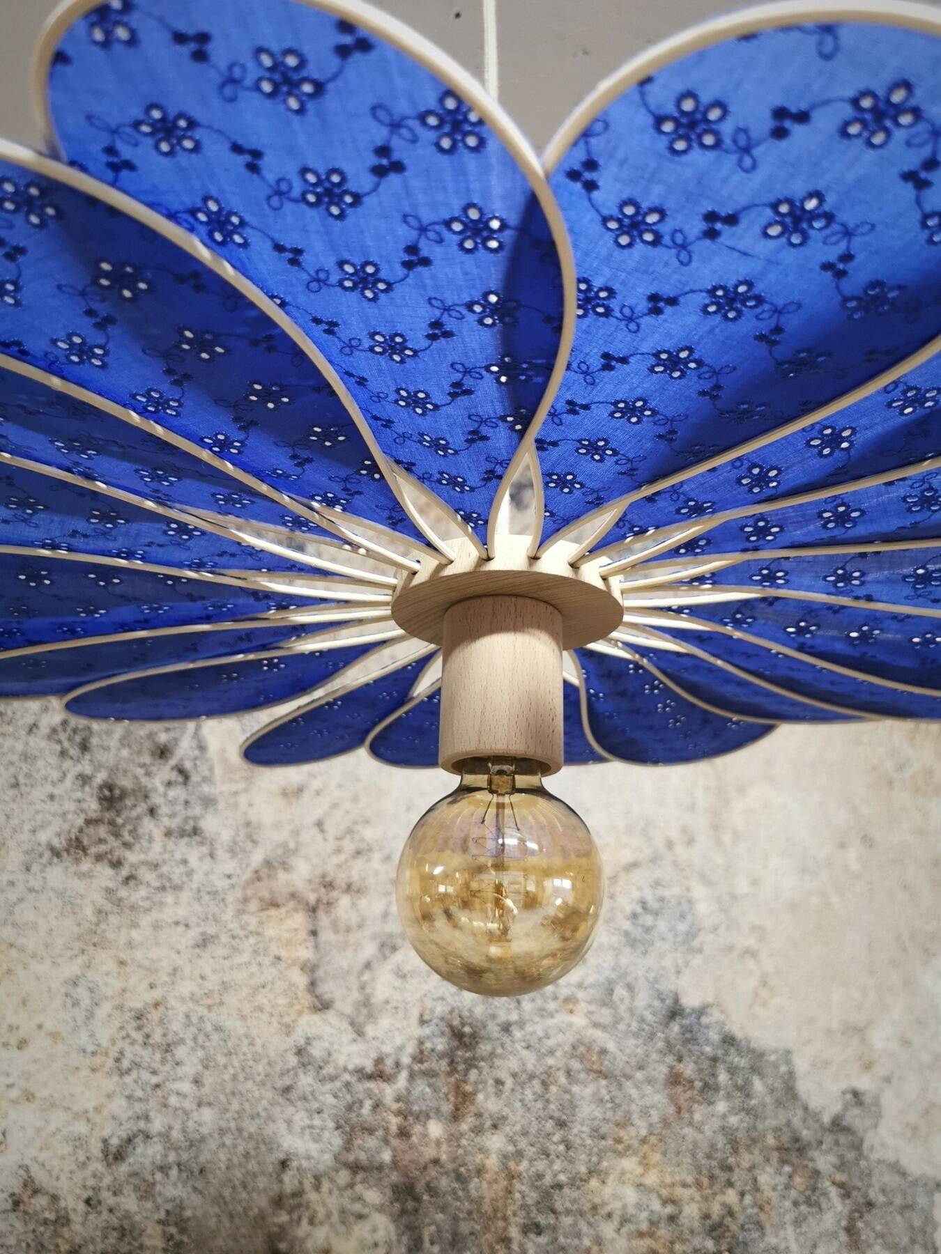 Suspension fleur 18 pétales en rotin et broderie anglaise