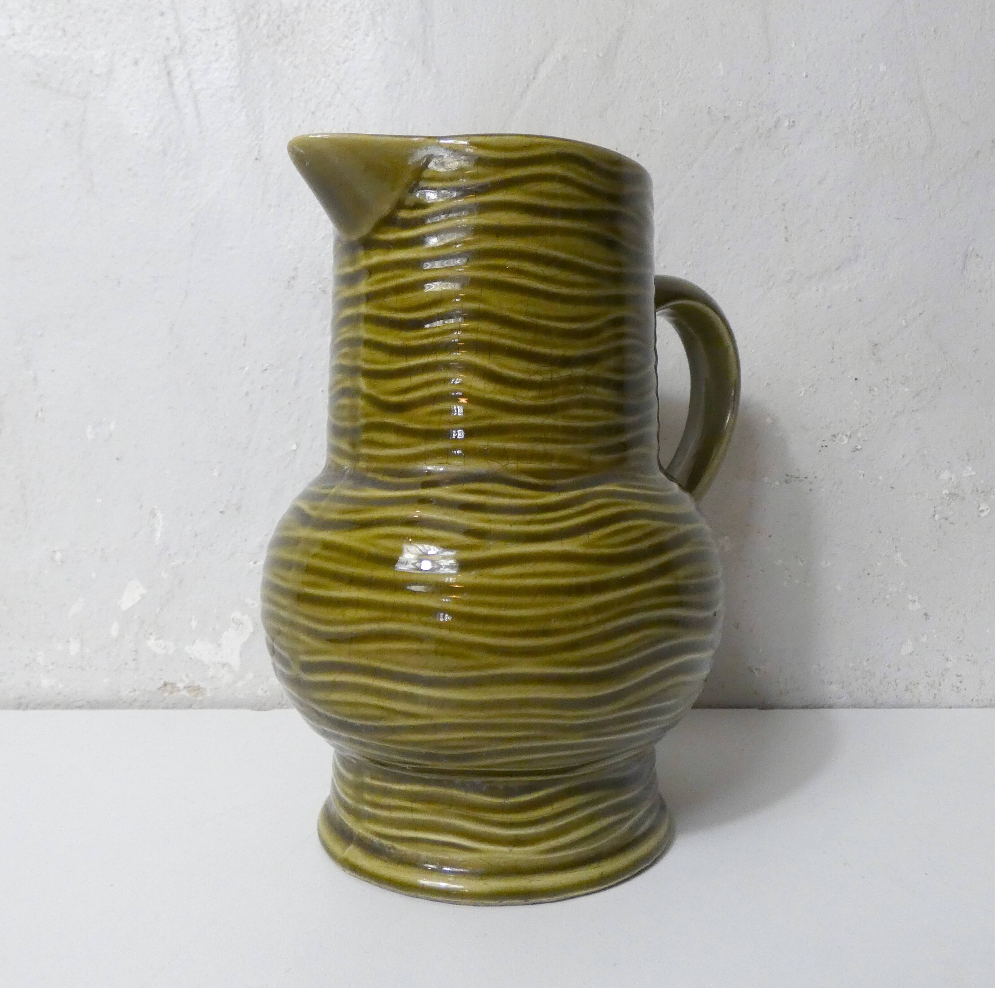 Pichet en barbotine en faïence de Sarreguemines