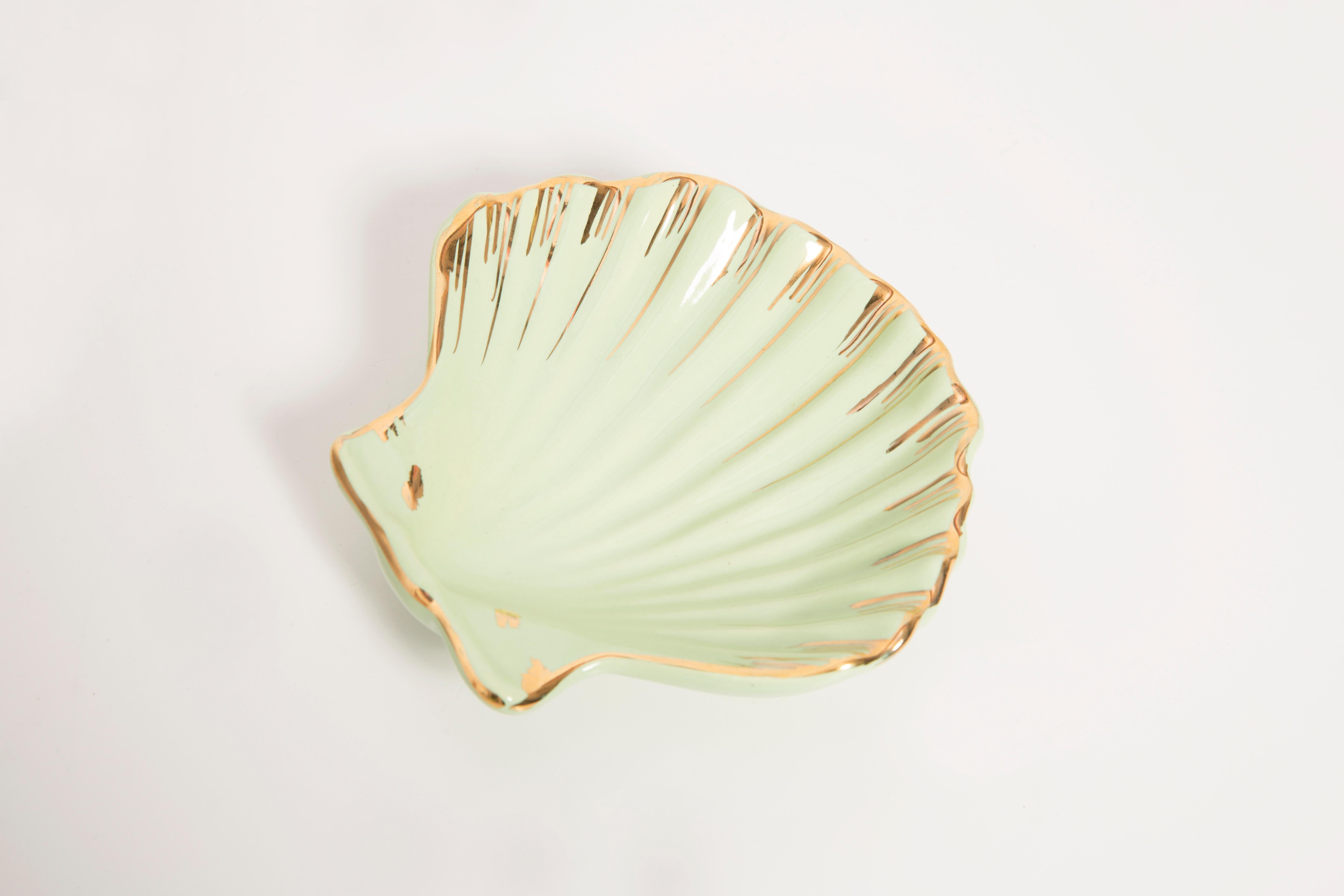 Vintage decorative plate in wood and ceramic with green shells, France, 1960s.