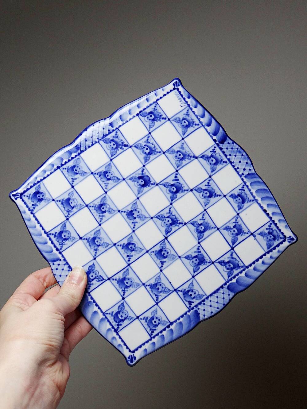 Rare et unique échiquier de voyage en porcelaine de Gzhel signé Yuri Garanin