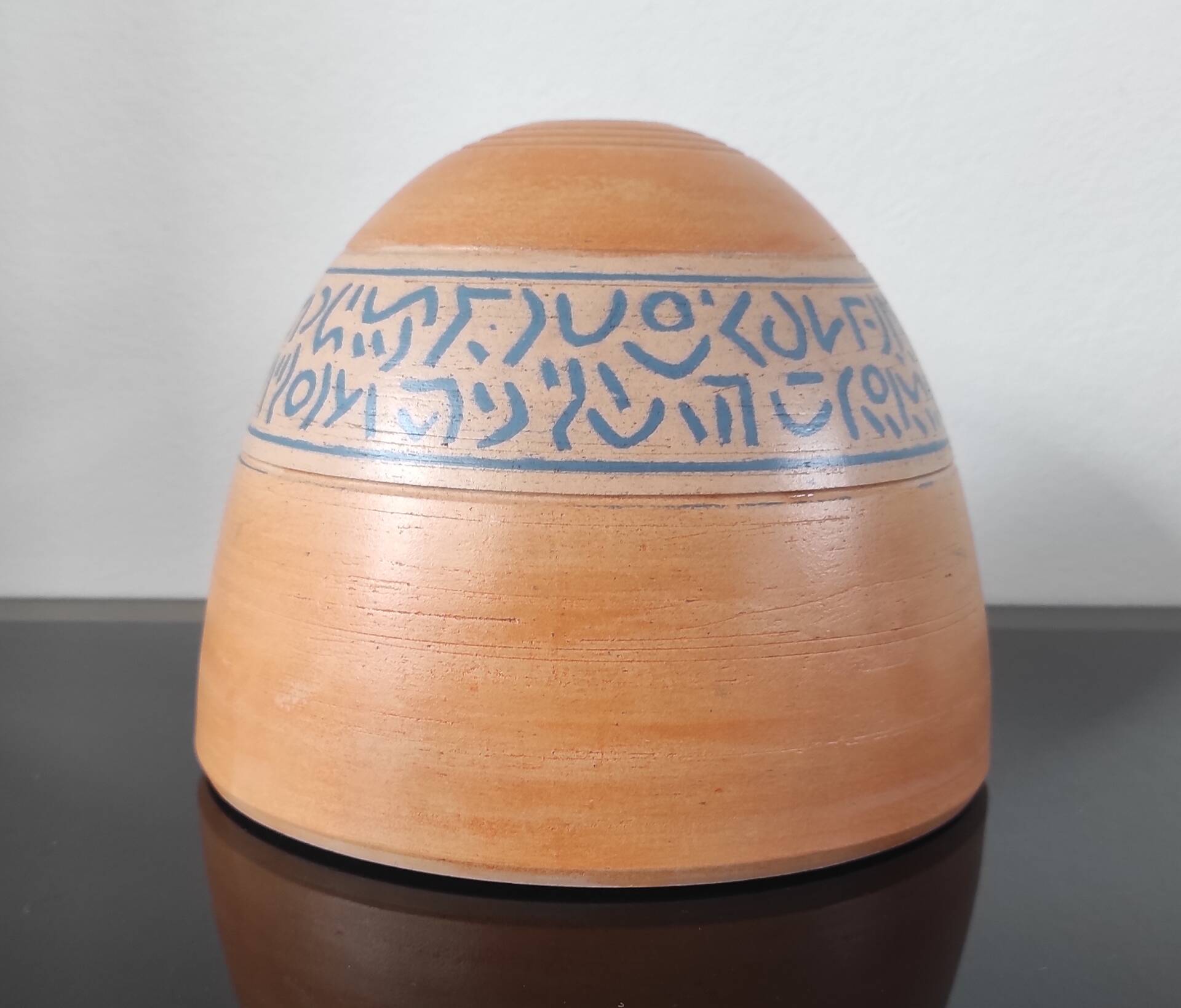 Vase dôme en terre cuite artisanale à frise peinte – Style Brutaliste