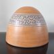 Vase dôme en terre cuite artisanale à frise peinte – Style Brutaliste