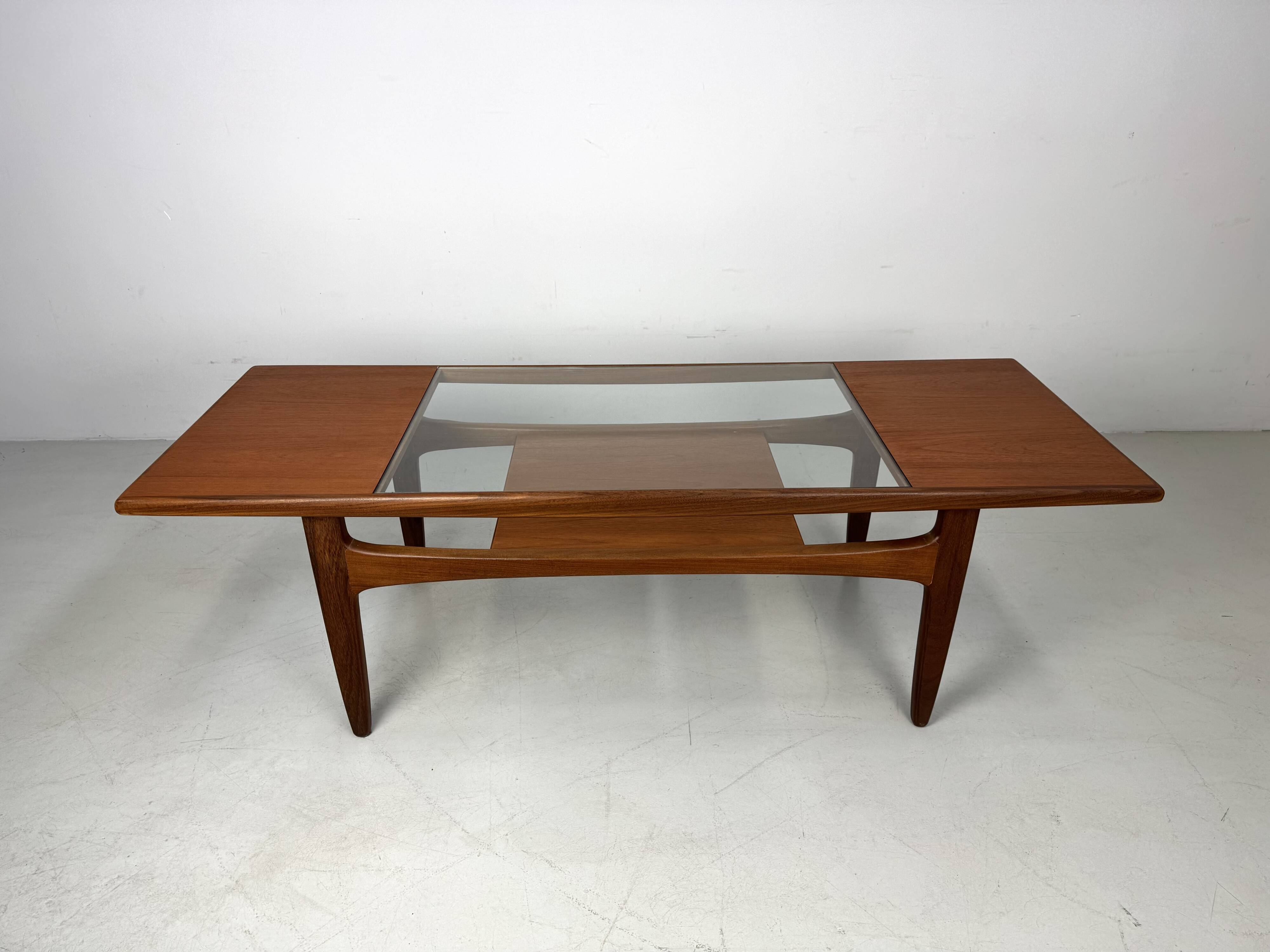 Table basse en teck des années 1960 par G-Plan, conçue par V. Wilkins.