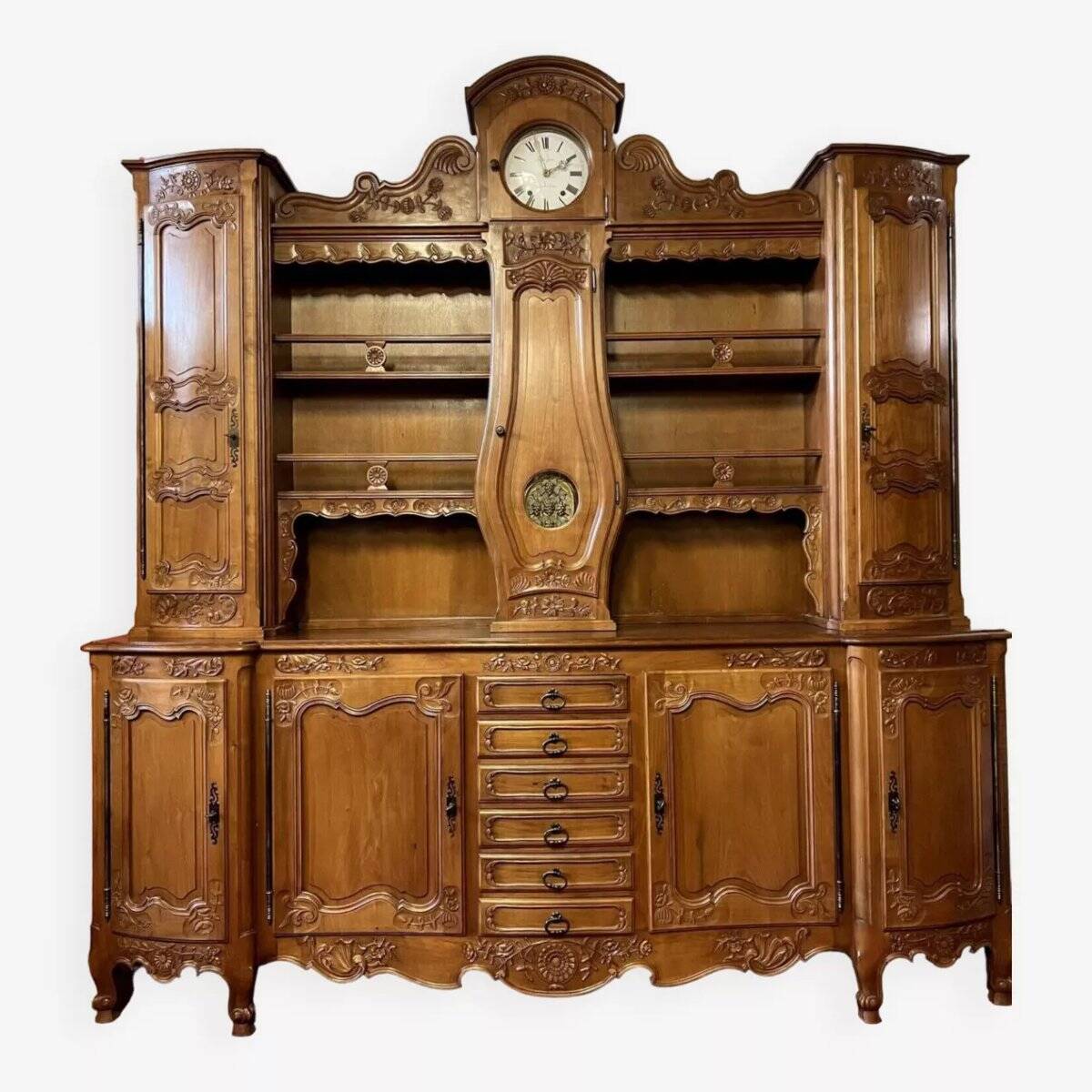 Important buffet deux-corps Louis XV galbé en merisier avec horloge intégré