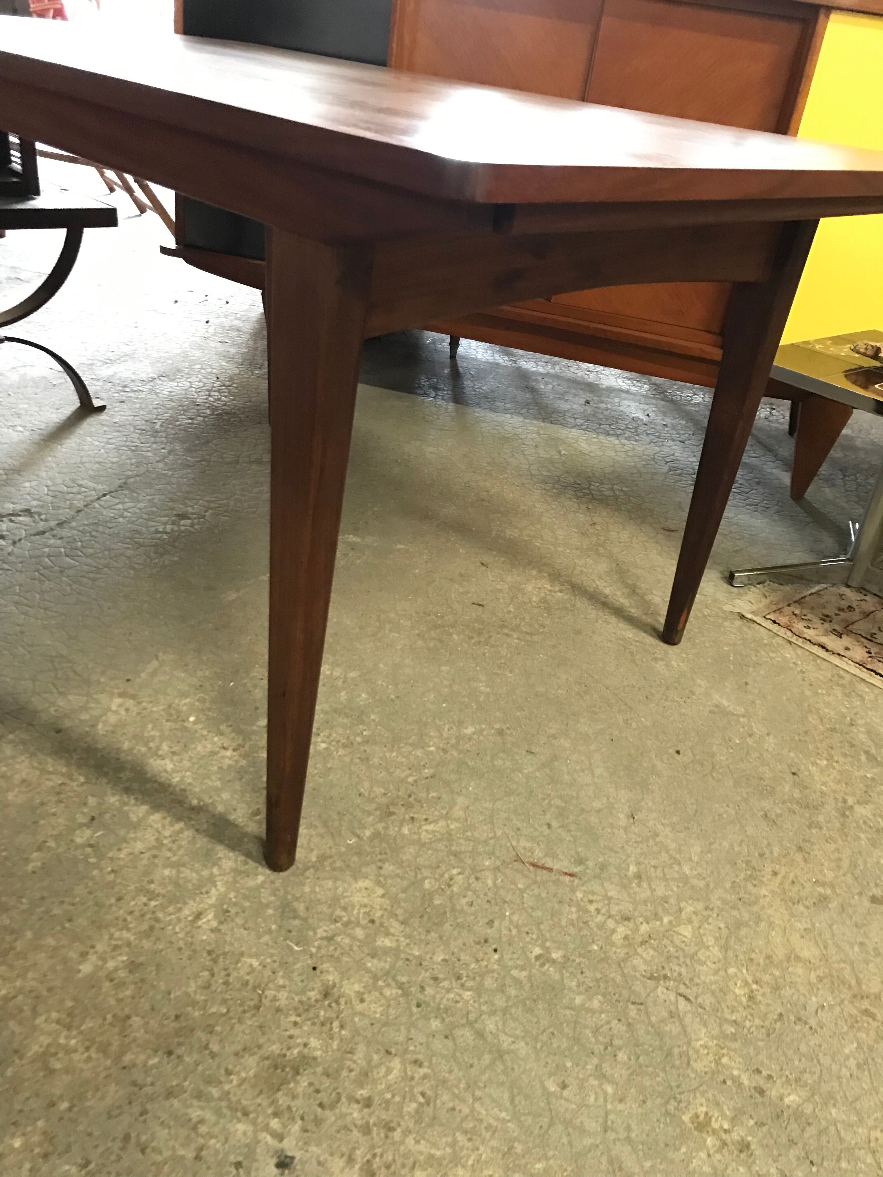 Table scandinave