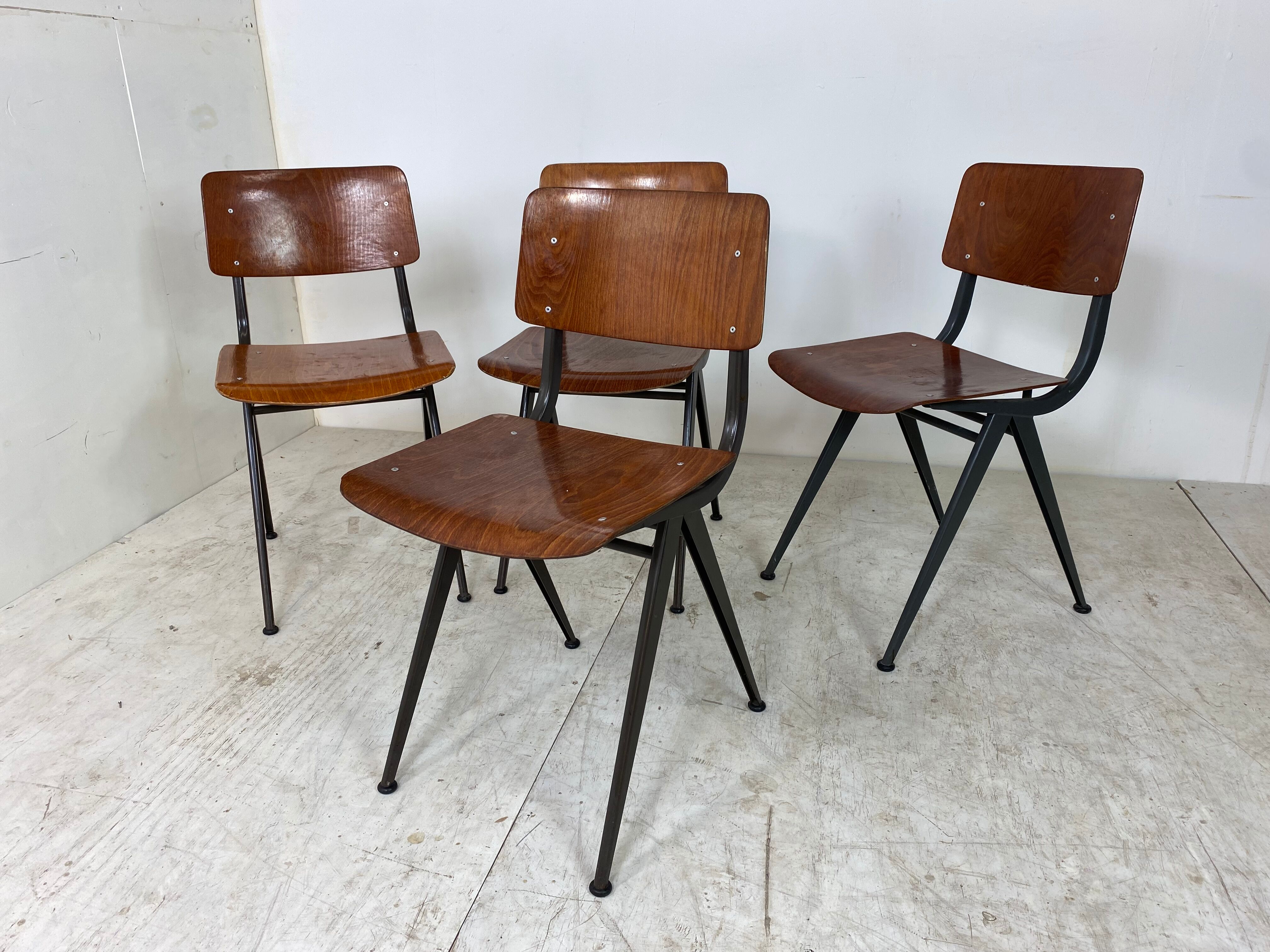 Ensemble de 4 chaises industrielles du milieu du siècle de Marko