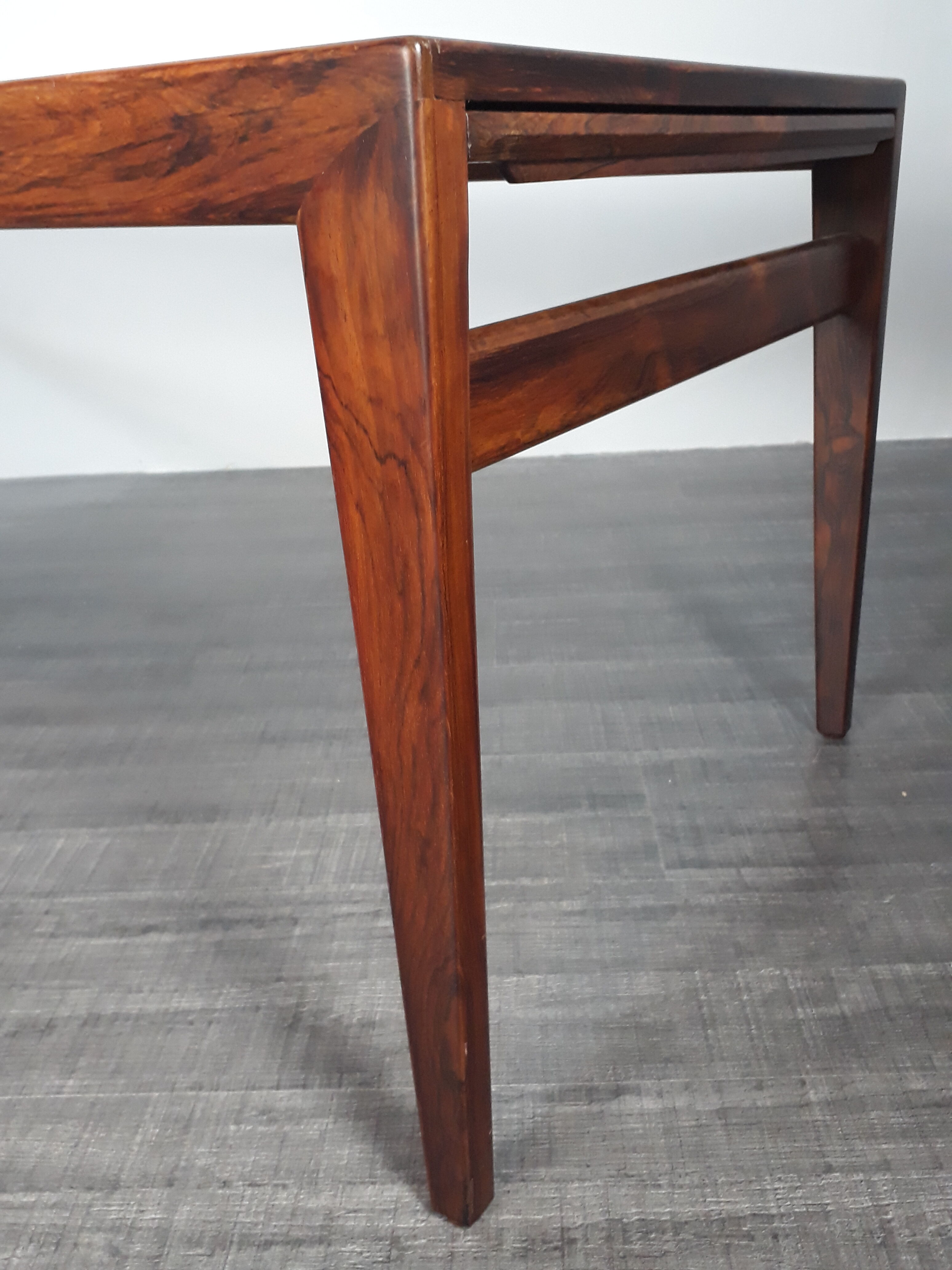 Extendable coffee table