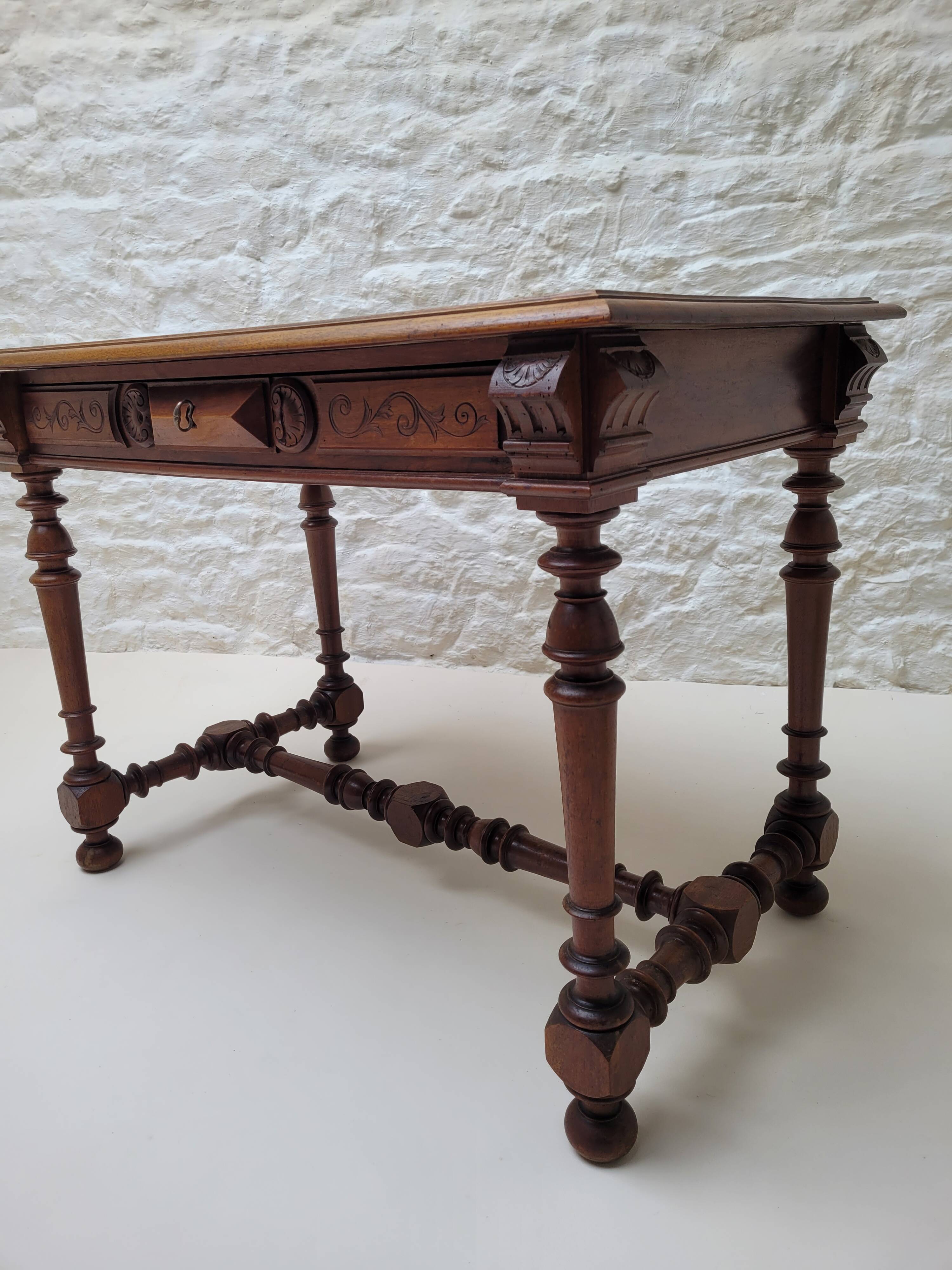 Ancienne table a ecrire bois perlé Louis XIII