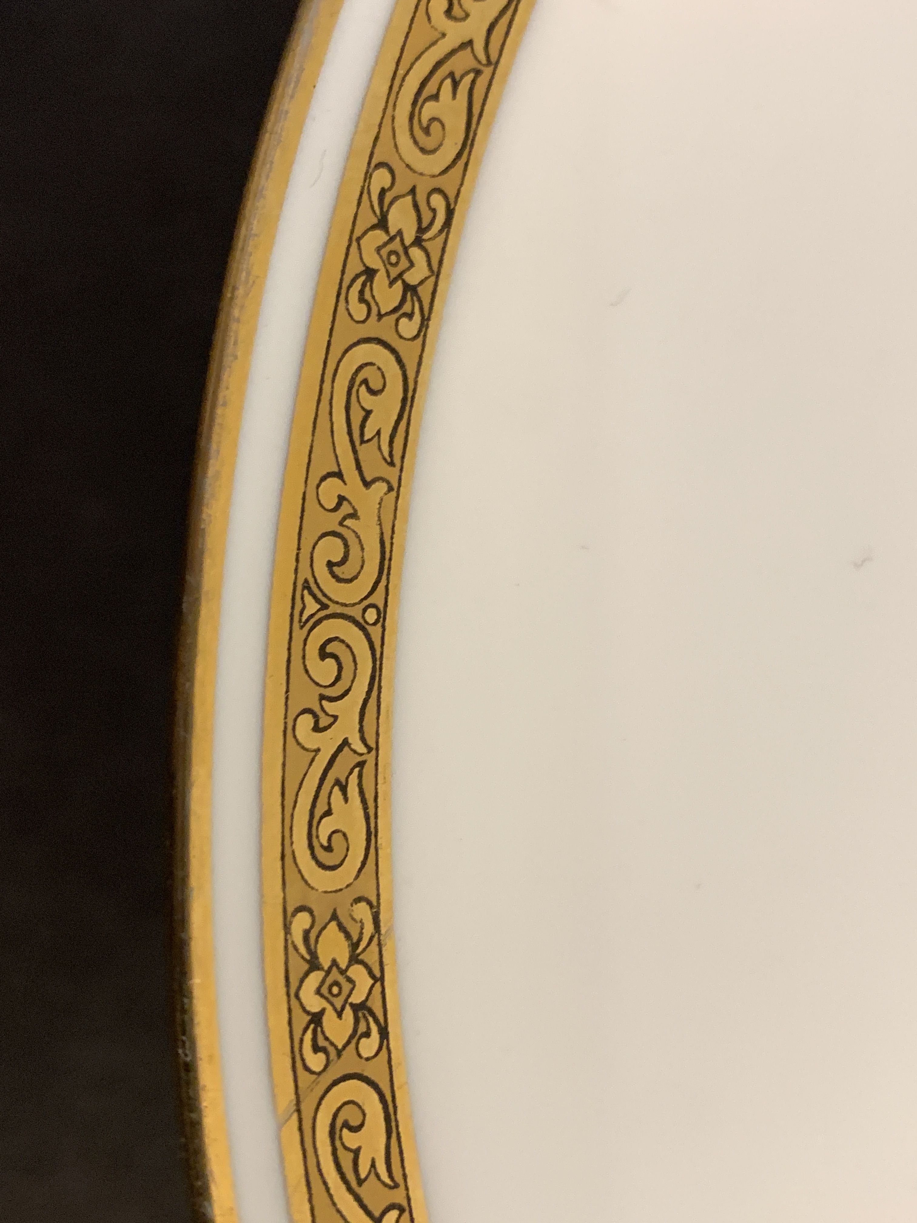 8 flat porcelain plates from Limoges Bernardaud, gilded Greek decoration, twentieth century