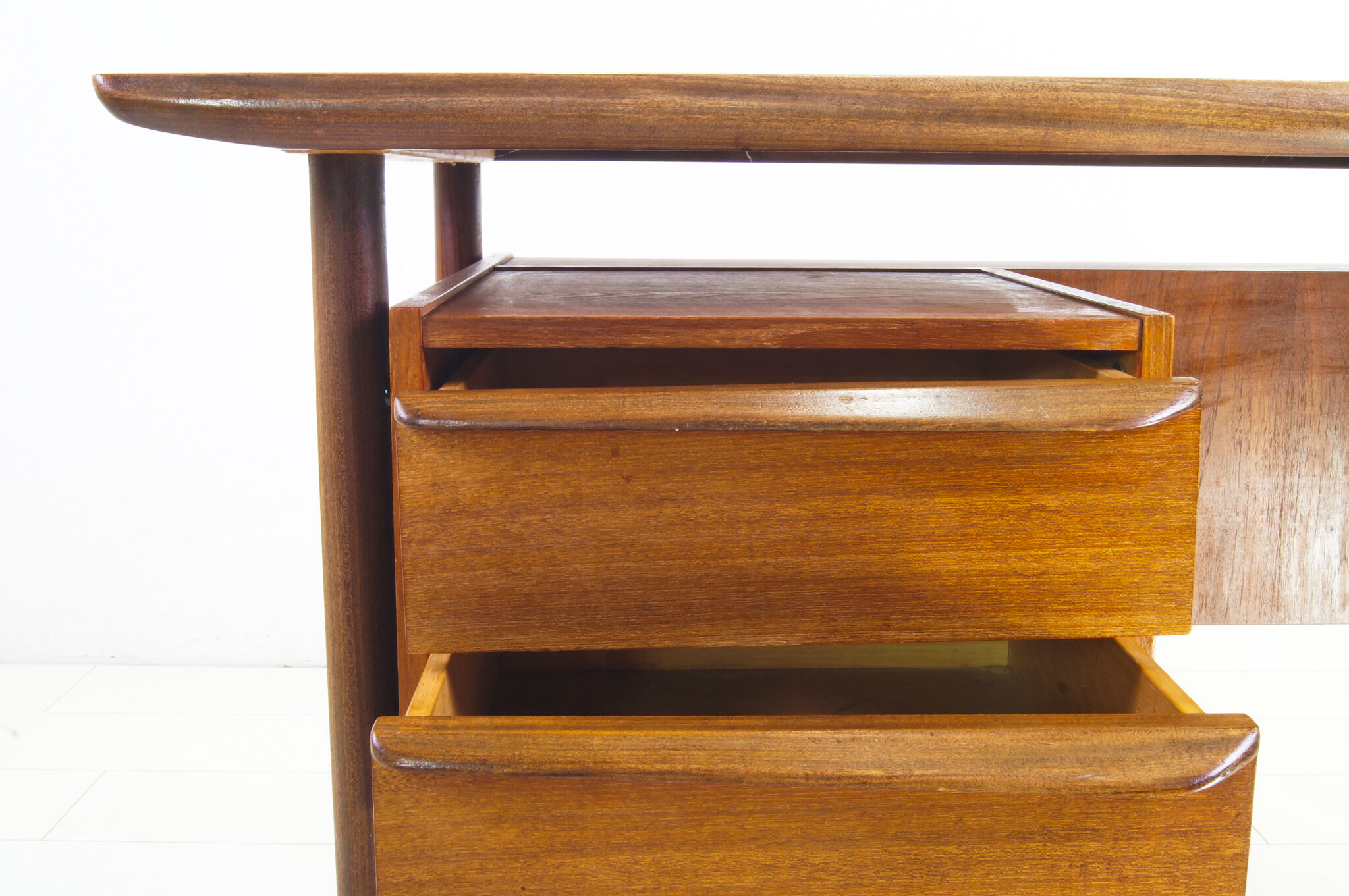 Tijsseling Hulmefa teak cowhorn desk