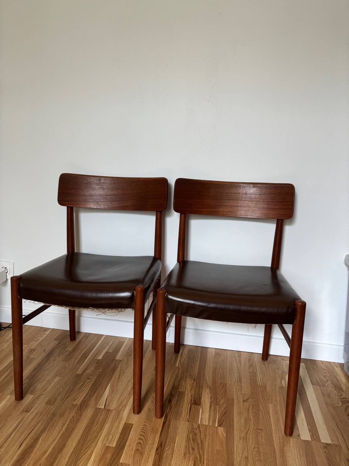 Deux chaises en cuir et teck scandinave