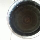 vase en métal , fleurs en relief