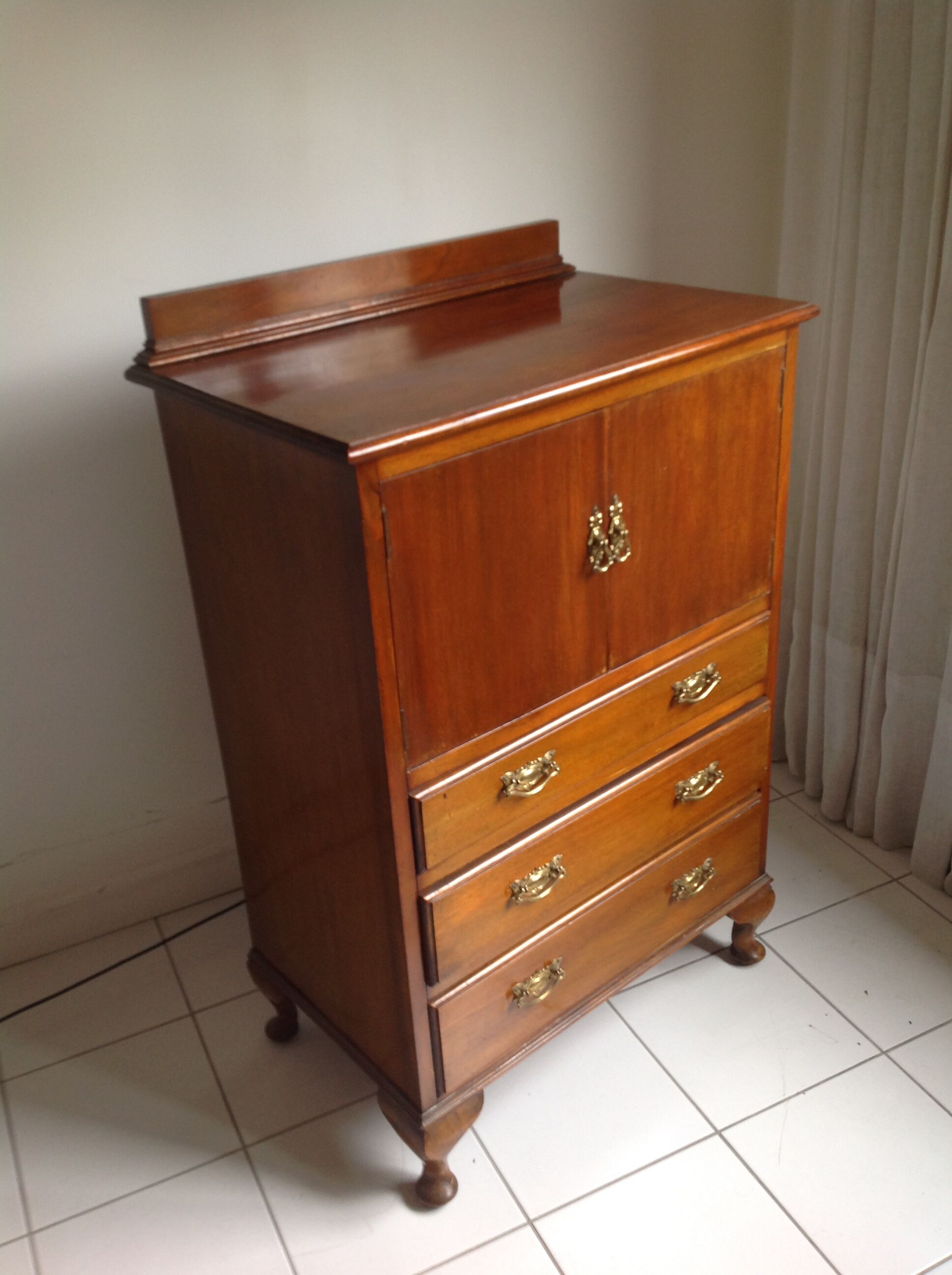 19th-century English side table, varnished mahogany