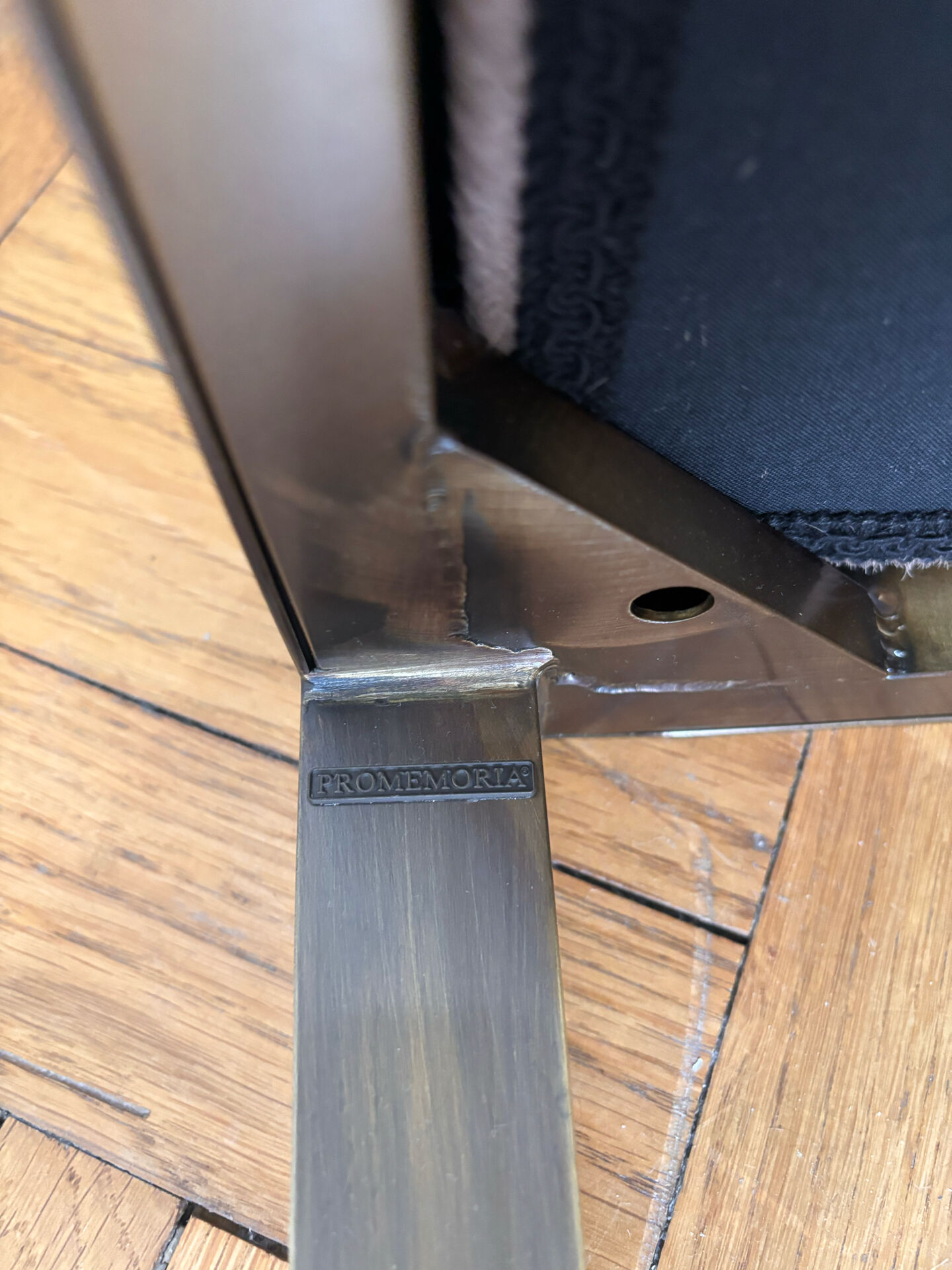 Gong est un tabouret avec des finitions soignées, qui provient du traitement de