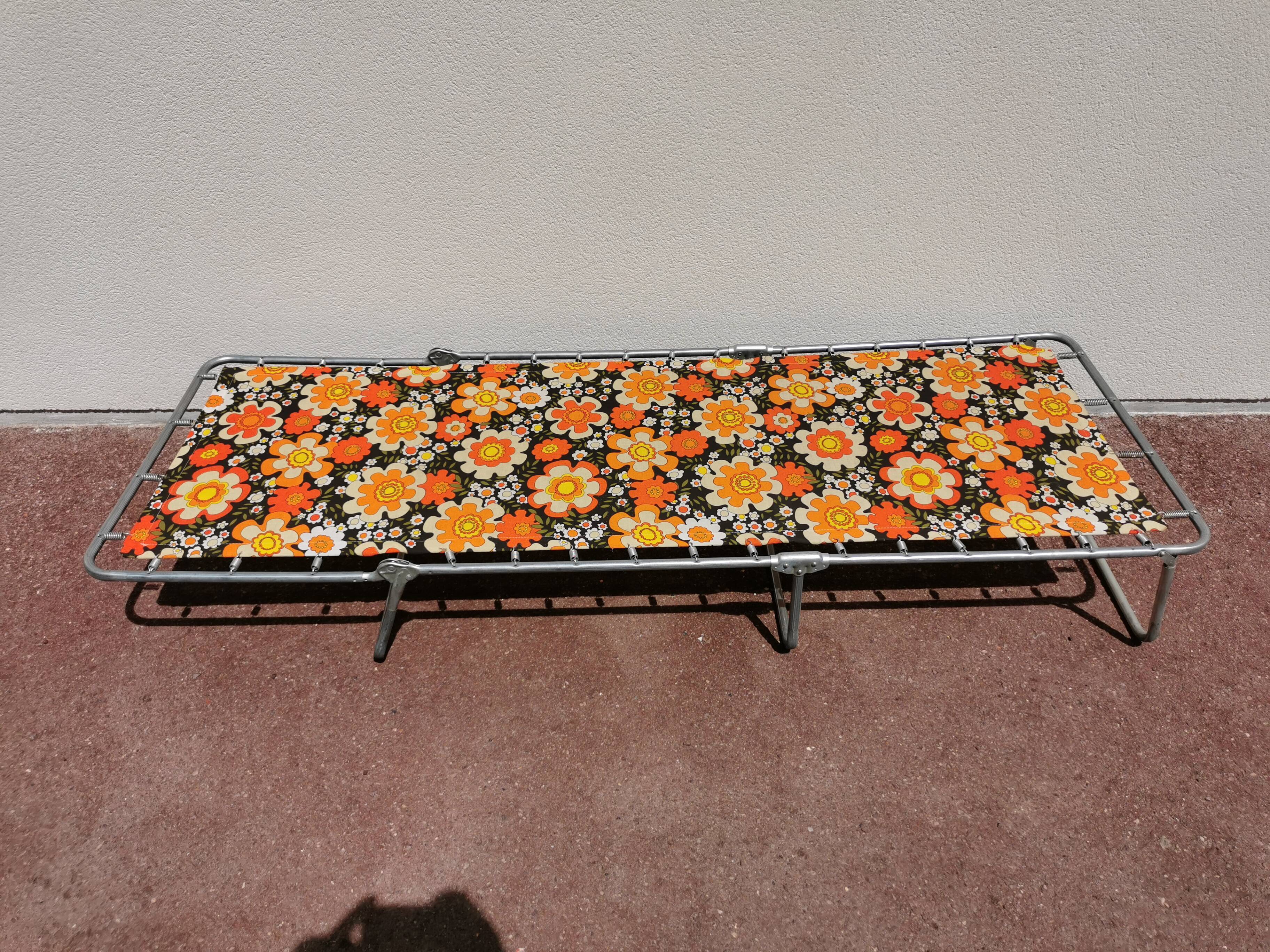 Vintage SOleil bath, Orange flower deckchairs