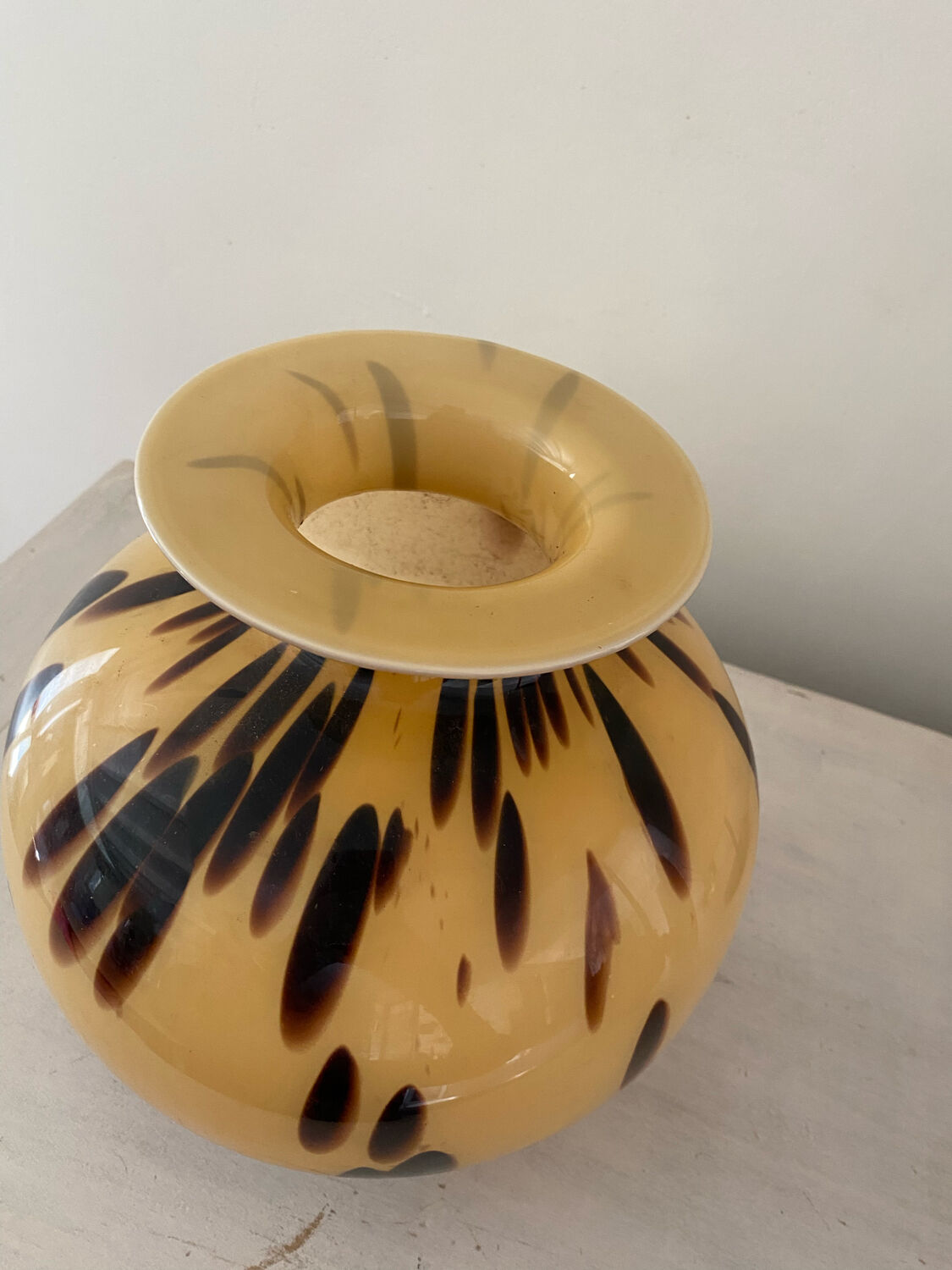 Vase verre d'art de style écaille de tortue jaune doré pate de verre 1970