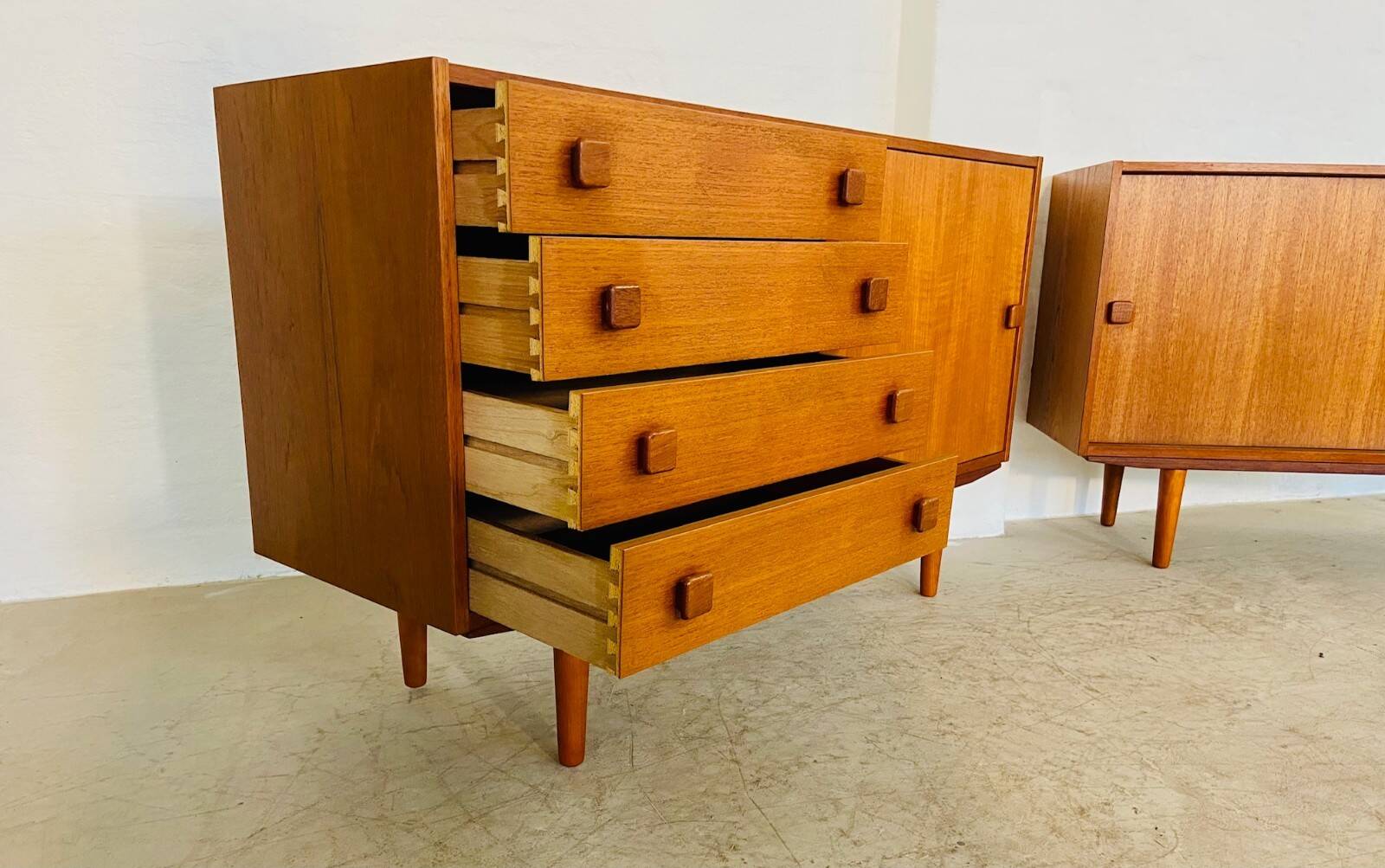Buffet danois rétro vintage en teck du milieu du siècle par Domino Møbler