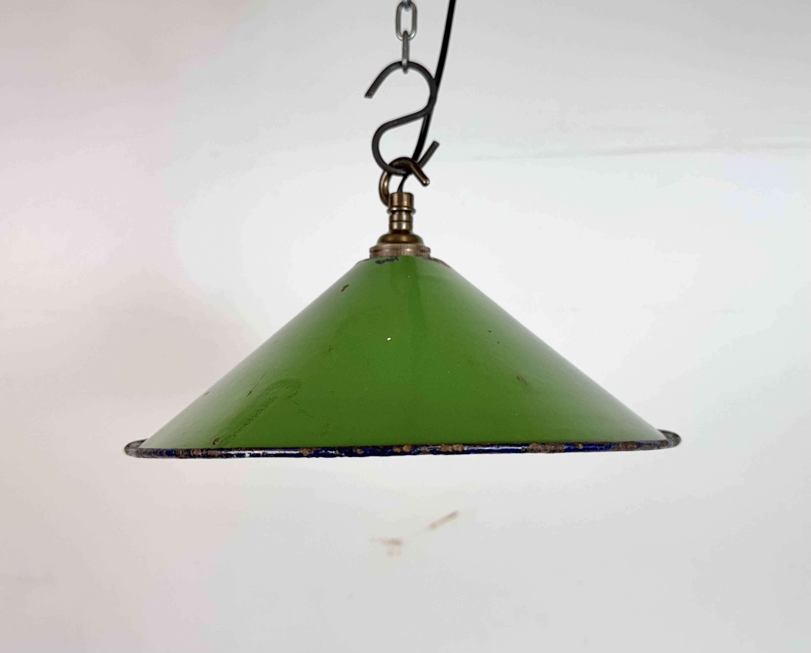 Suspension industrielle britannique en émail vert, années 1950