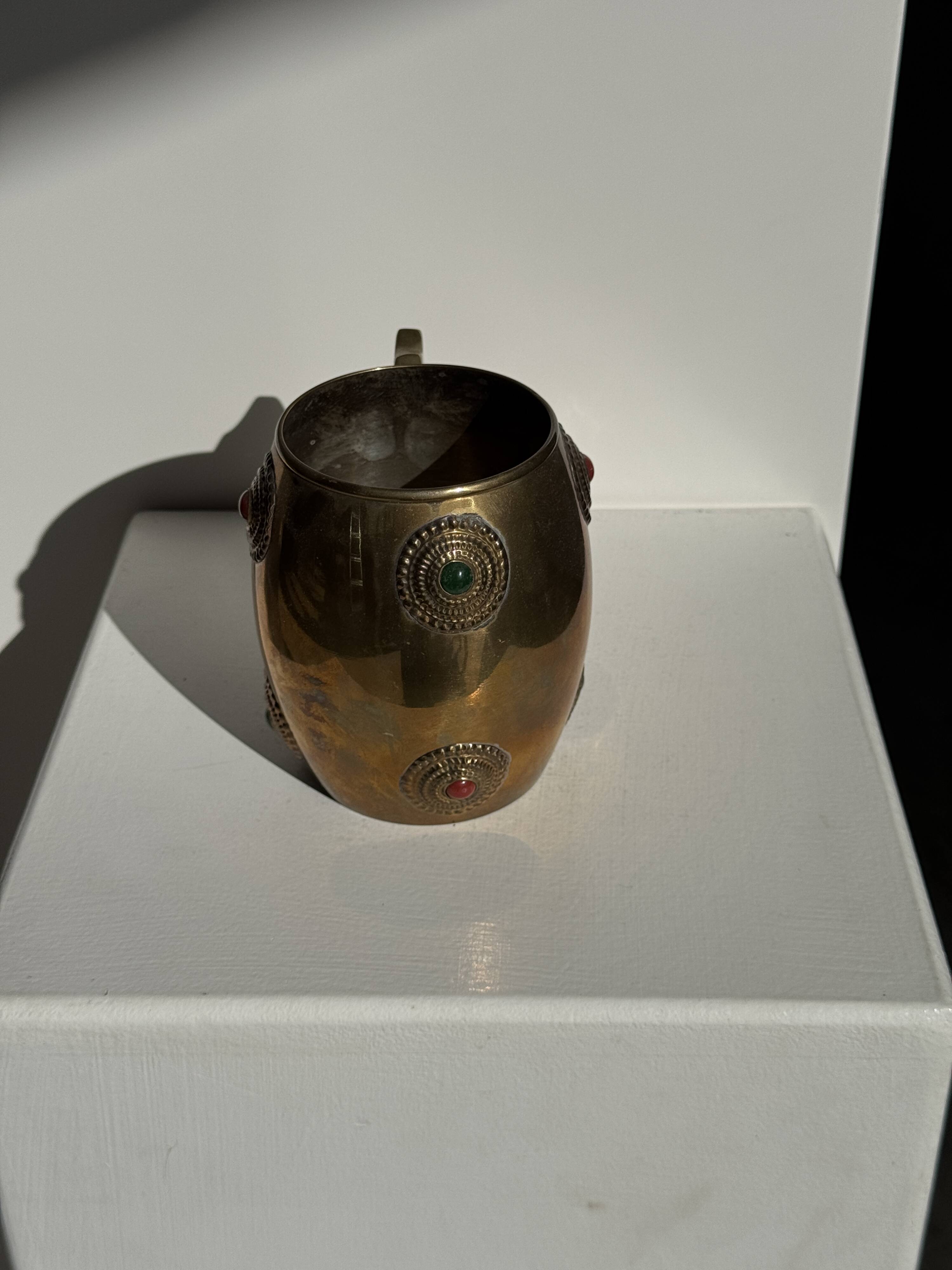Mug en métal doré indien incrusté de pierres H11 D7