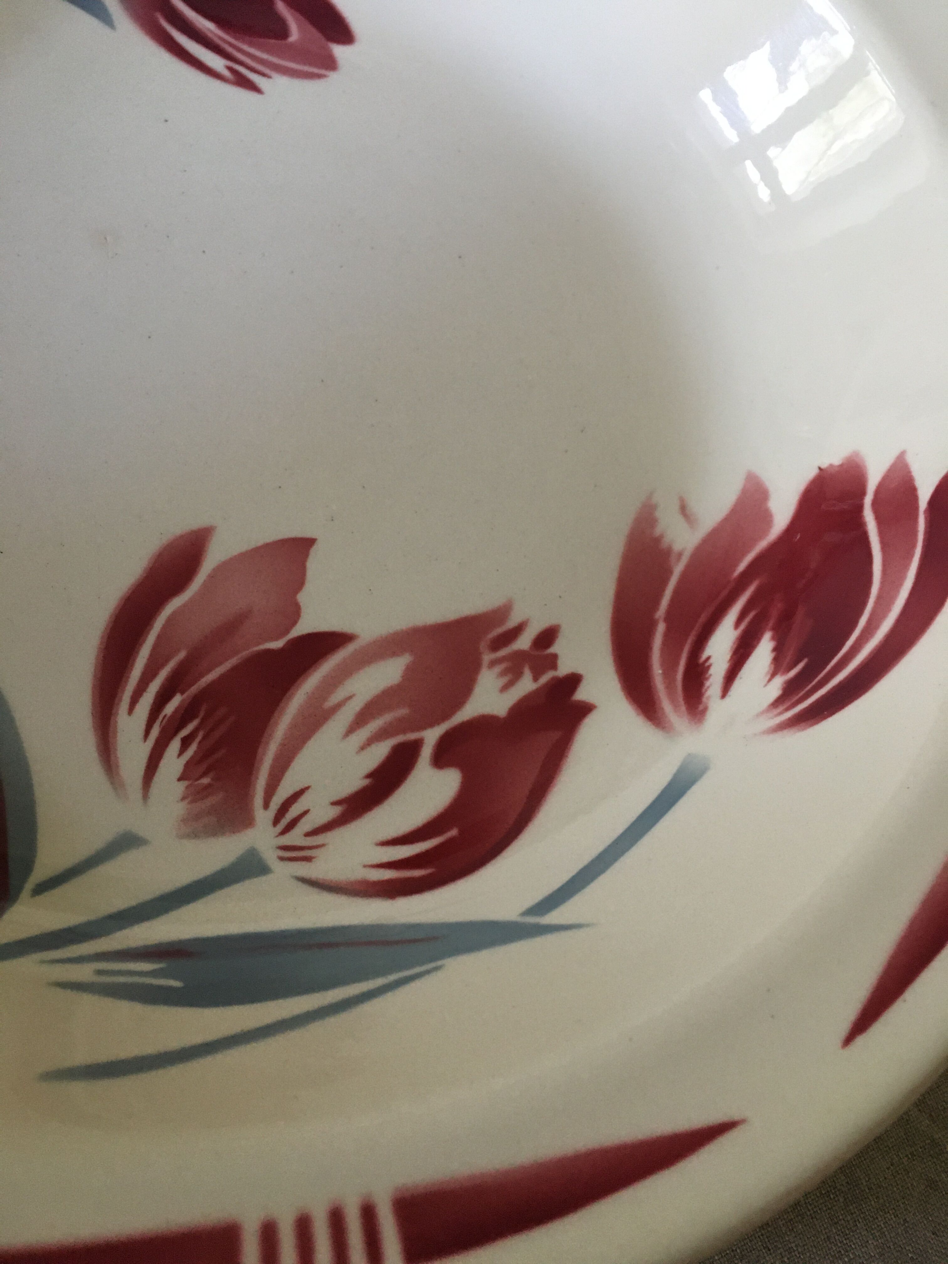 Round hollow earthenware dish