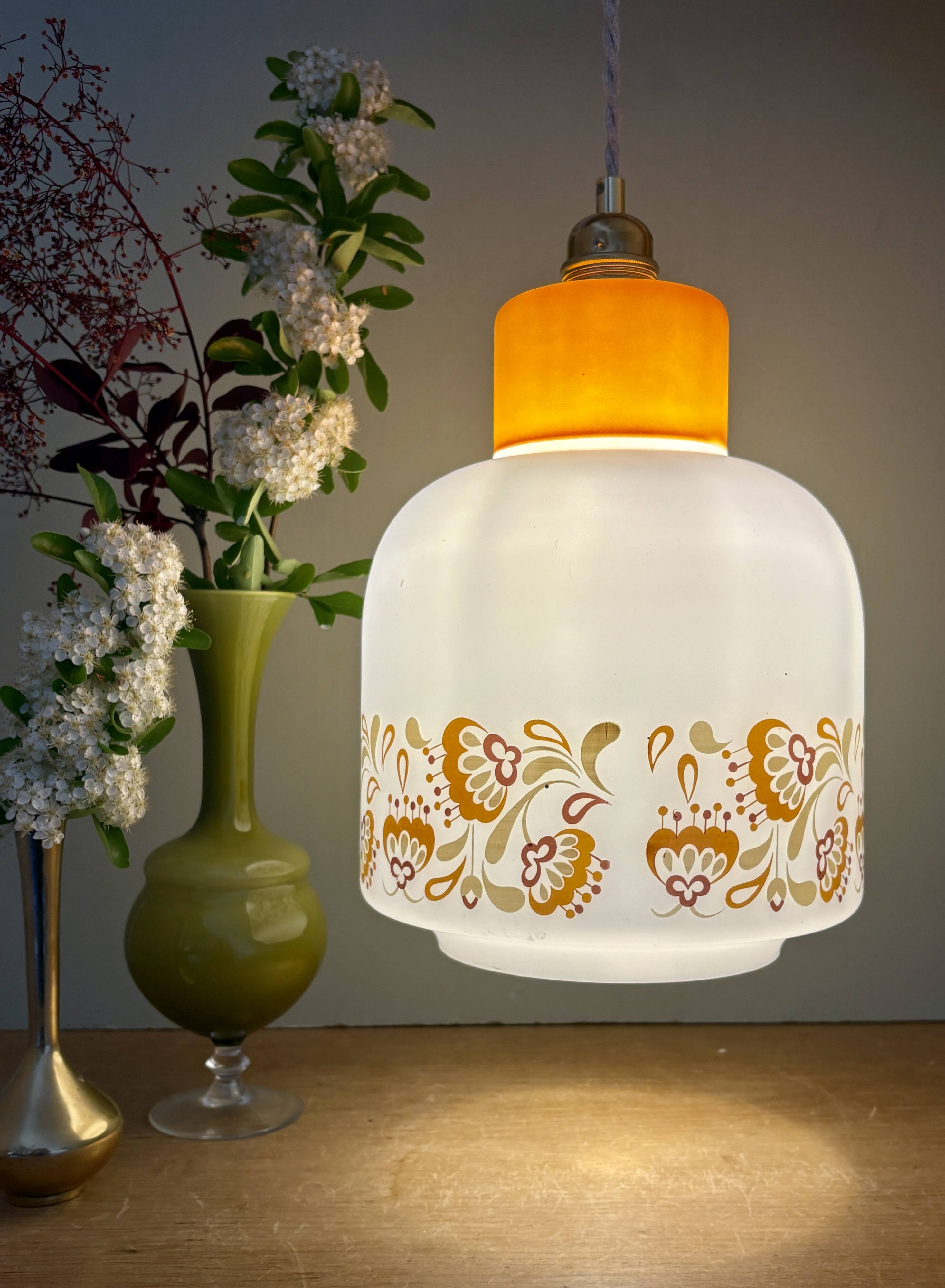 Suspension globe vintage années 70 en opaline