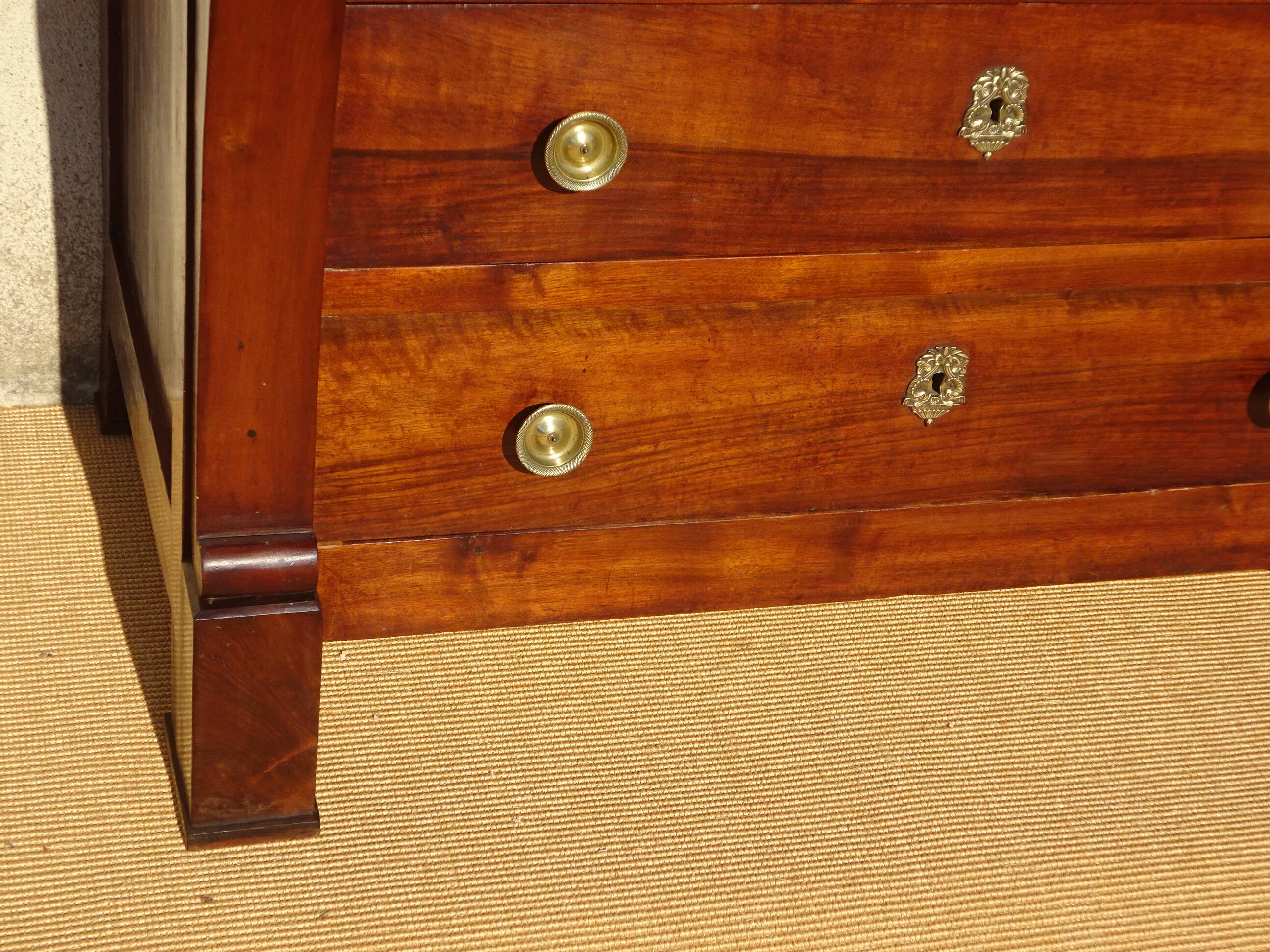 Crossed walnut chest of drawers