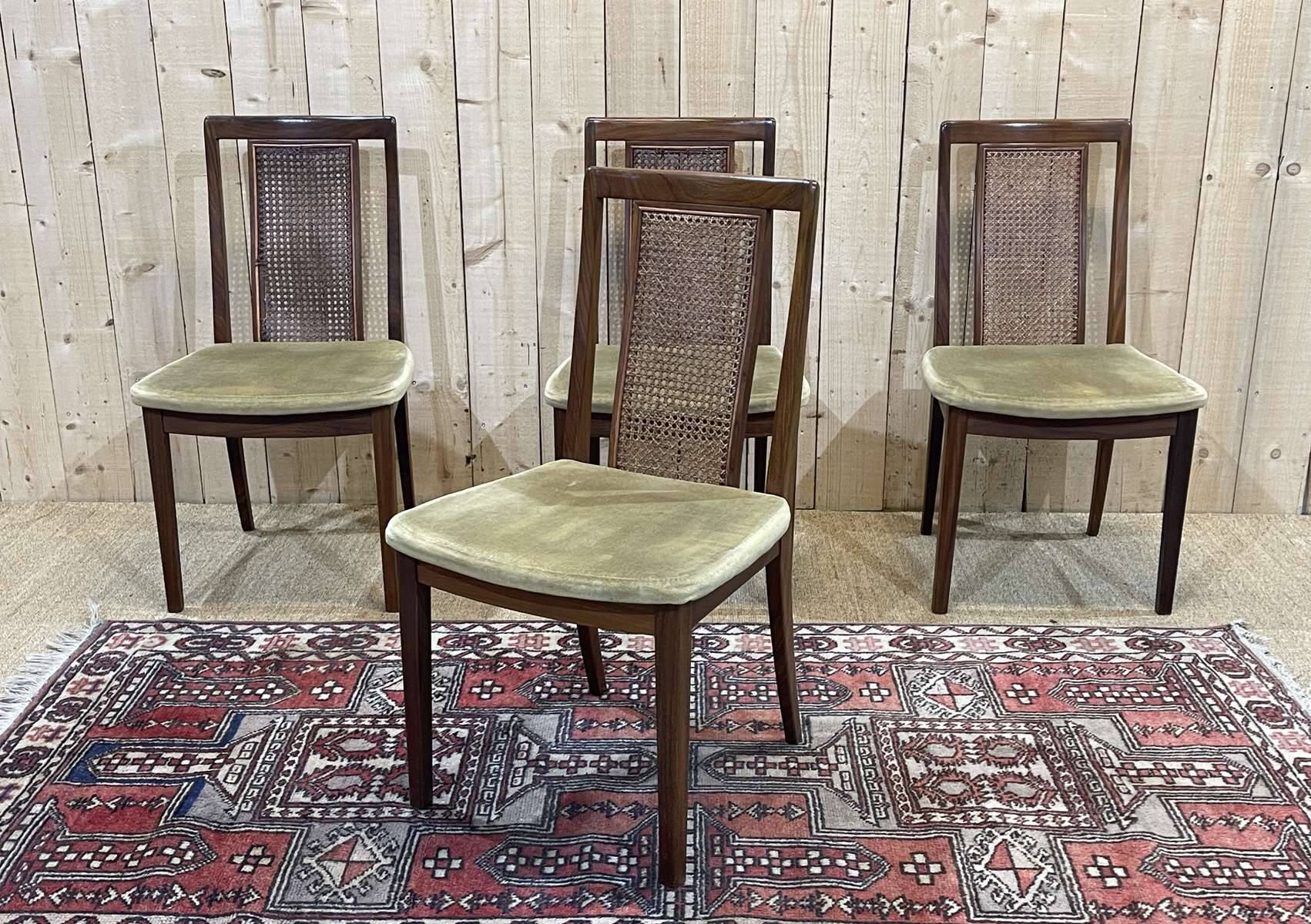 Suite de 4 chaises en teck de la marque G-plan avec dossier canné