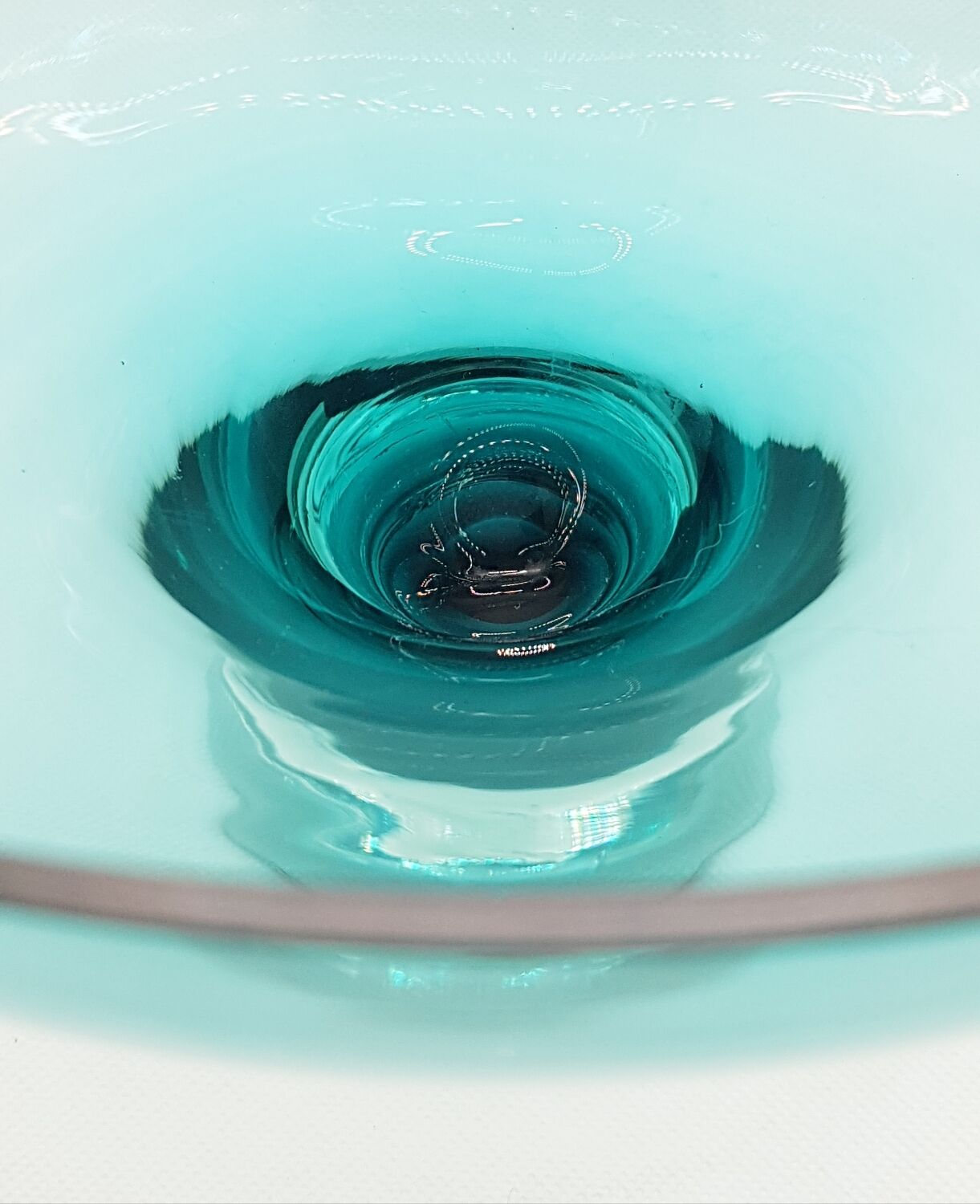 Grand vase sur pied en verre sarcelle.