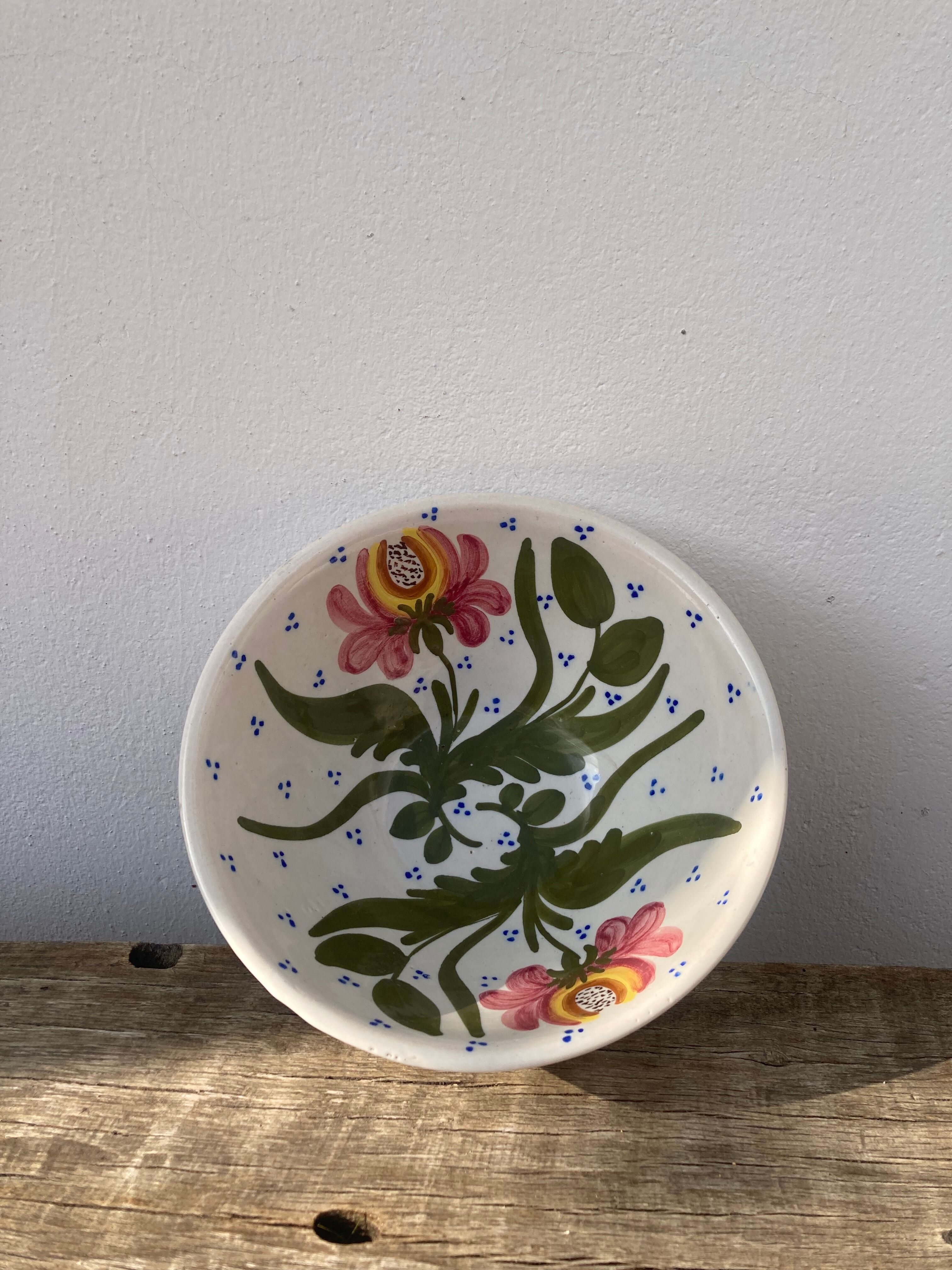 Ceramic salad bowl or decorative plate flower decoration