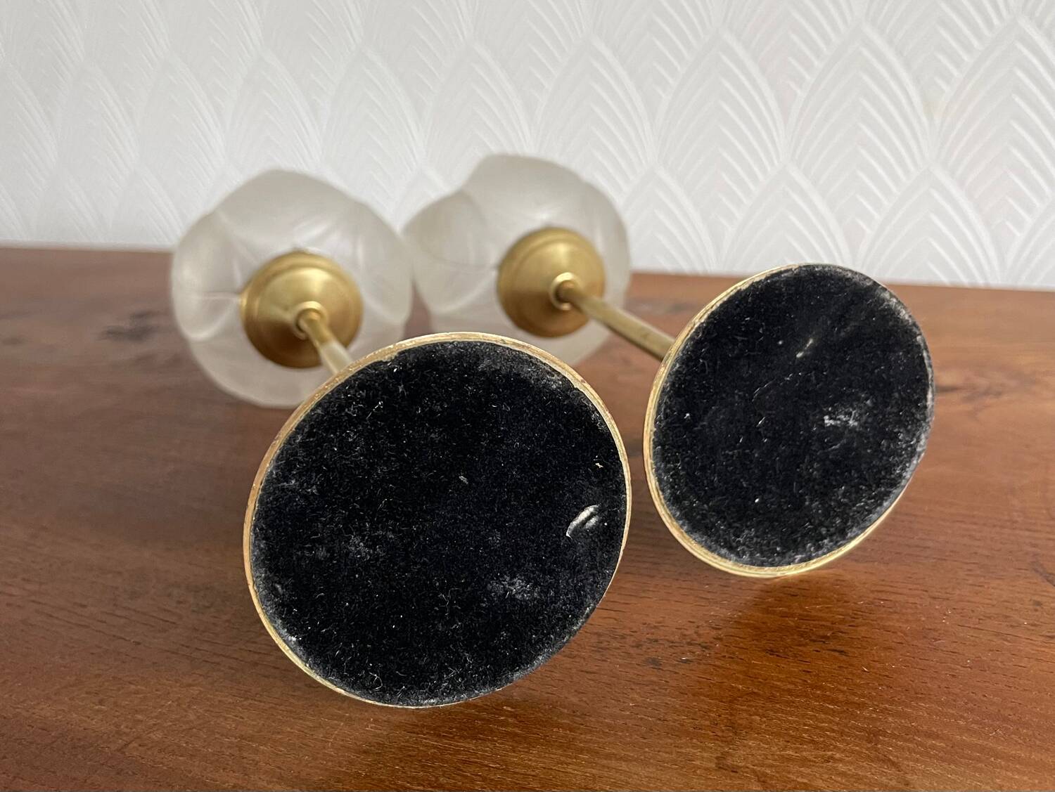 Pair of tulip-shaped candle holders in frosted glass and brass.