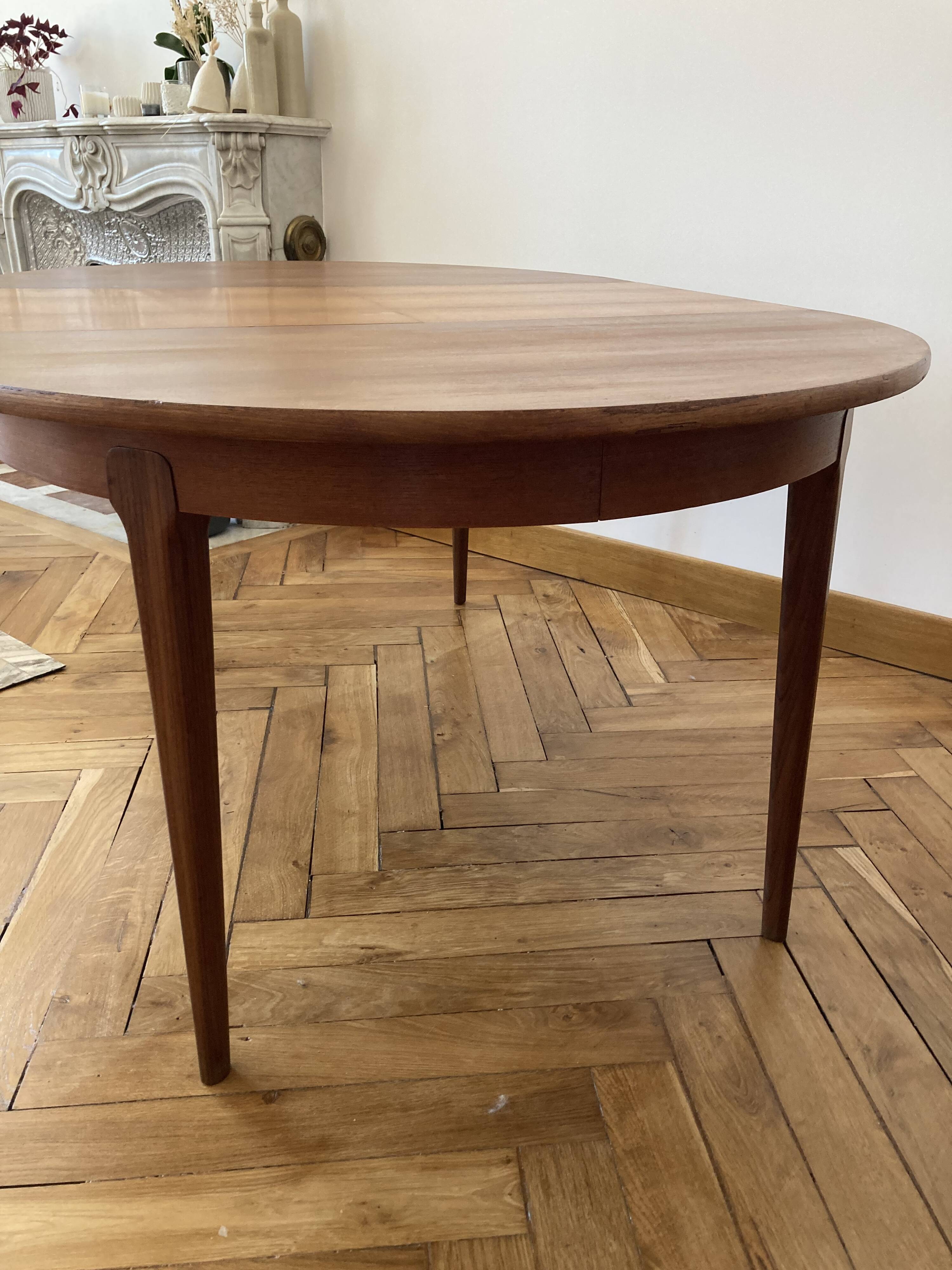 Extendable Scandinavian table
