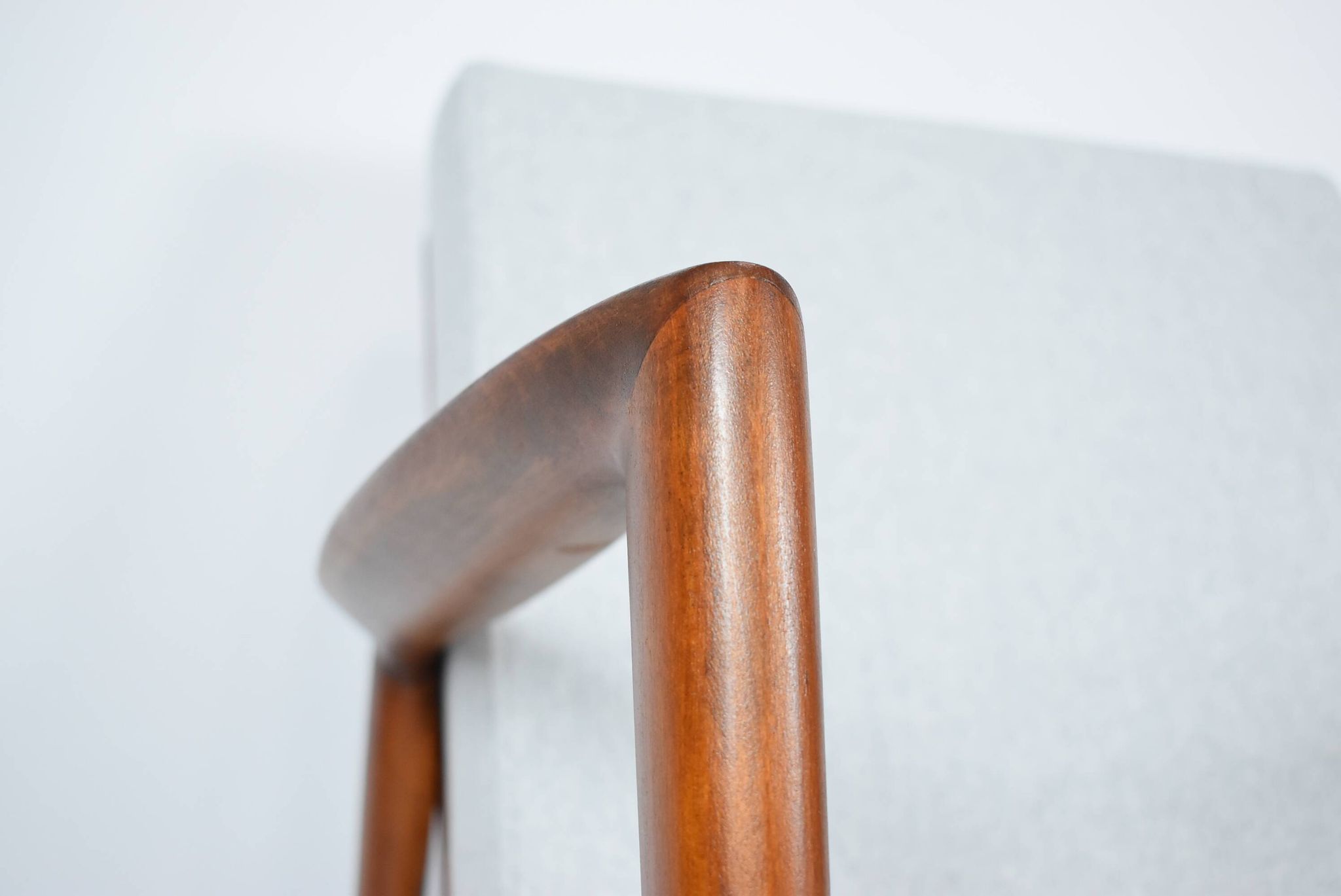 Fauteuil original restauré, tissu gris clair, années 1960, usine de meubles Swarzedzka