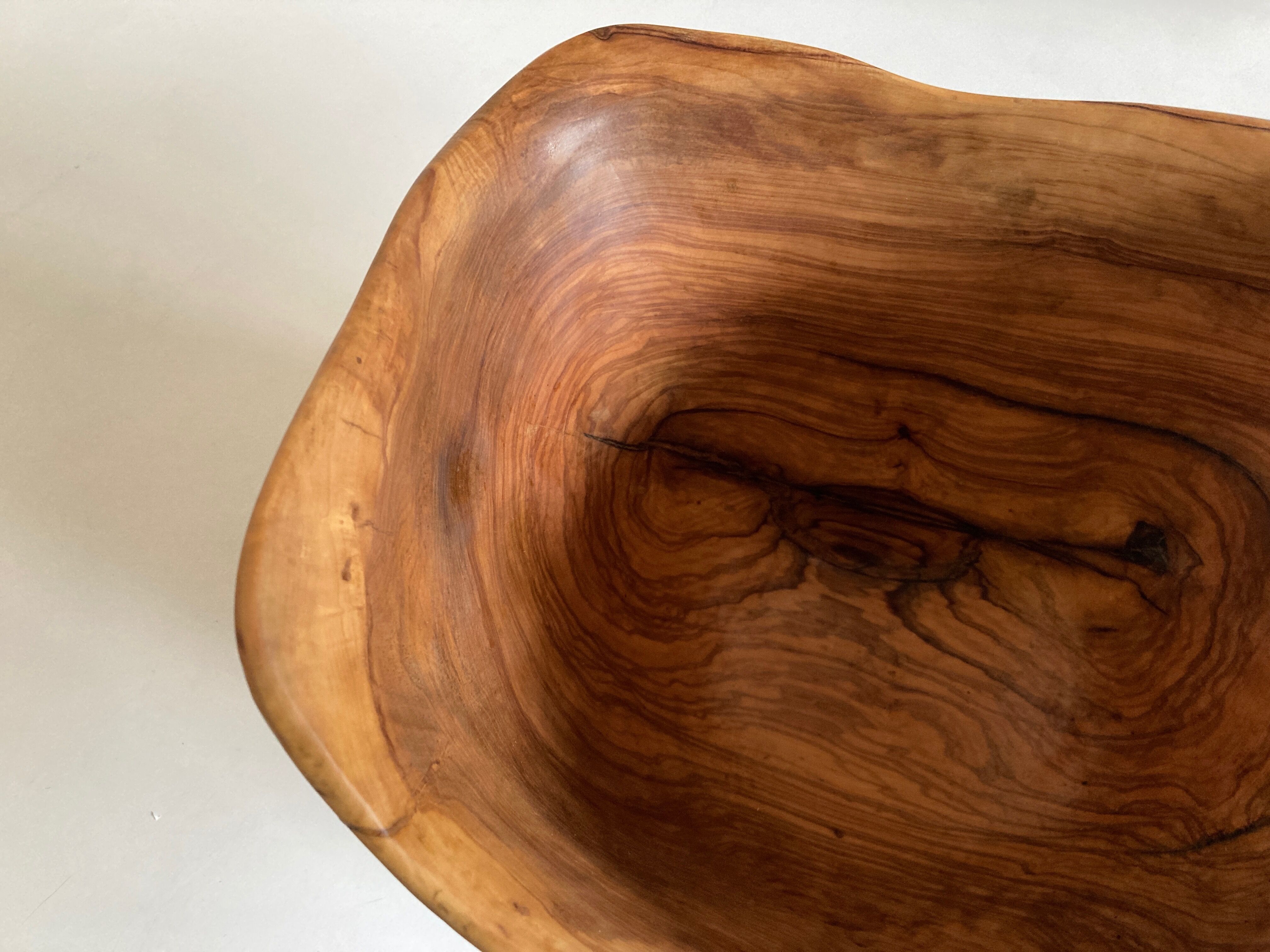 Saladier centre de table en bois d'olivier 1960 forme libre