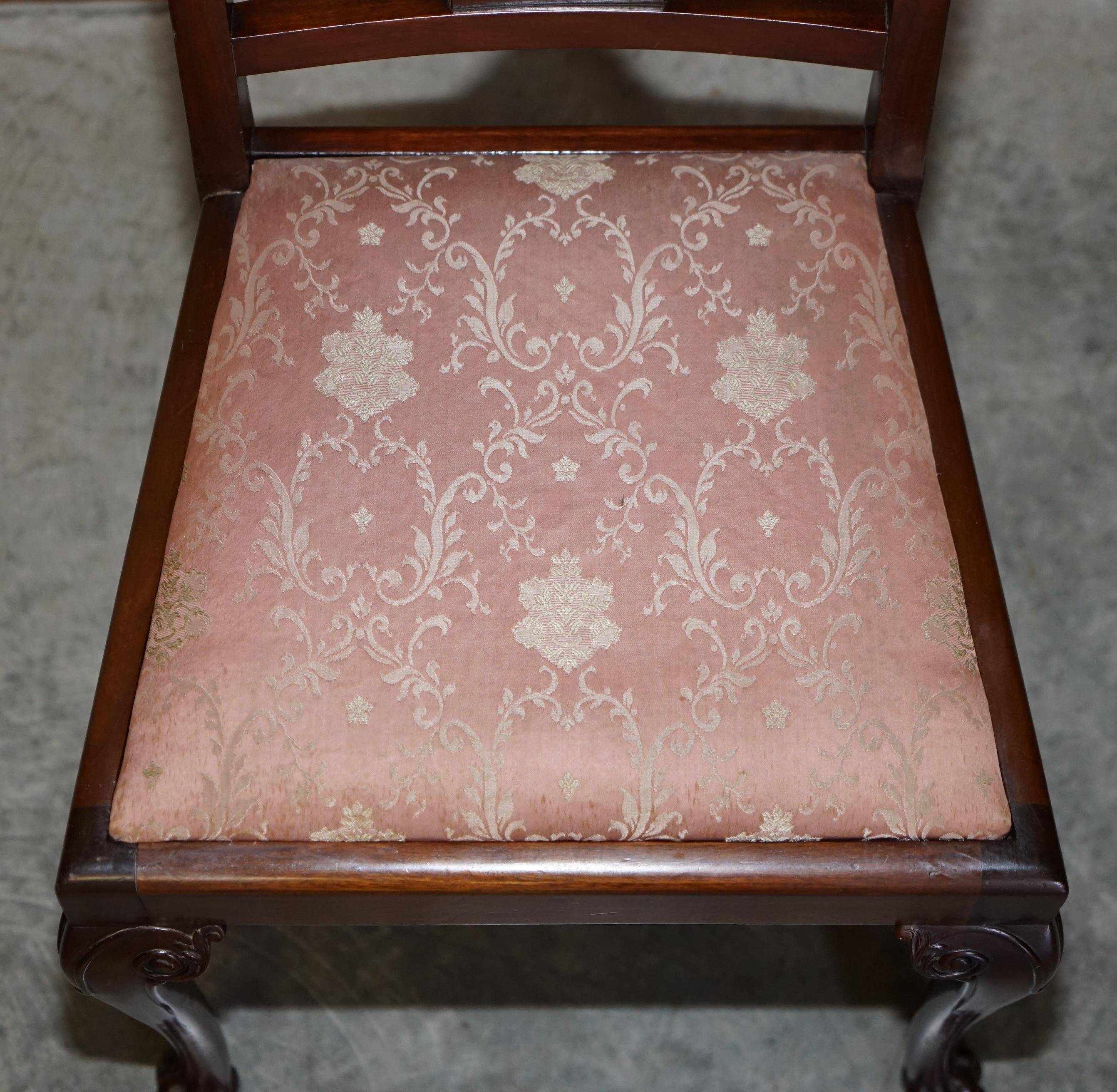 Paire de chaises anglaises anciennes en bois dur avec pieds sculptés en patte de lion