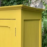 Armoire parisienne bonnetière ancienne jaune poudré.