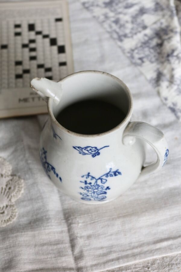 Pichet antique en terre d'acier Saint-Uze motif fleuri bleu cobalt