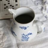 Pichet antique en terre d'acier Saint-Uze motif fleuri bleu cobalt