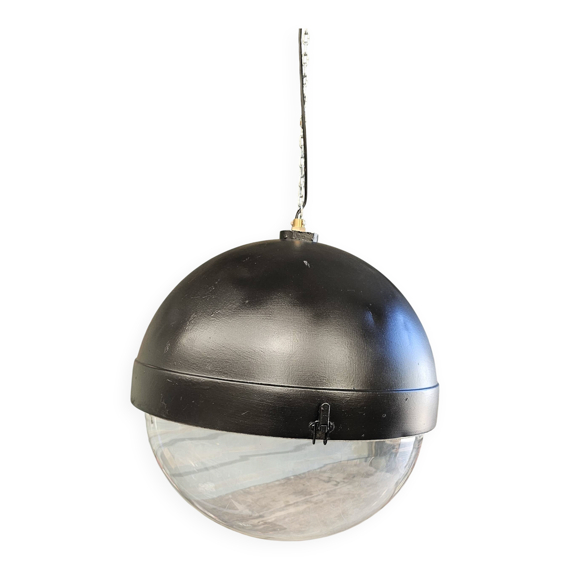 Old lantern - public lighting suspension of the city of Paris