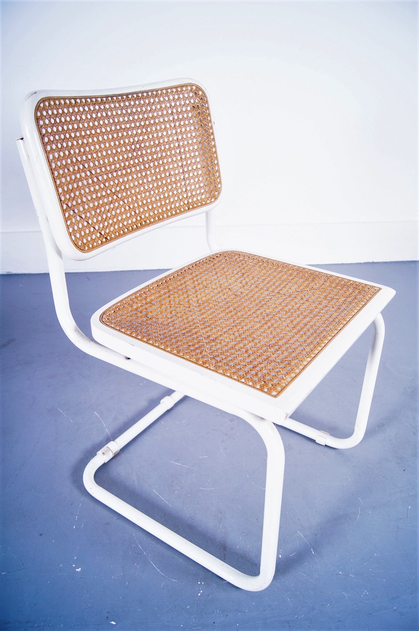 Set of 2 italian white cantilever chairs by Marcel Breuer