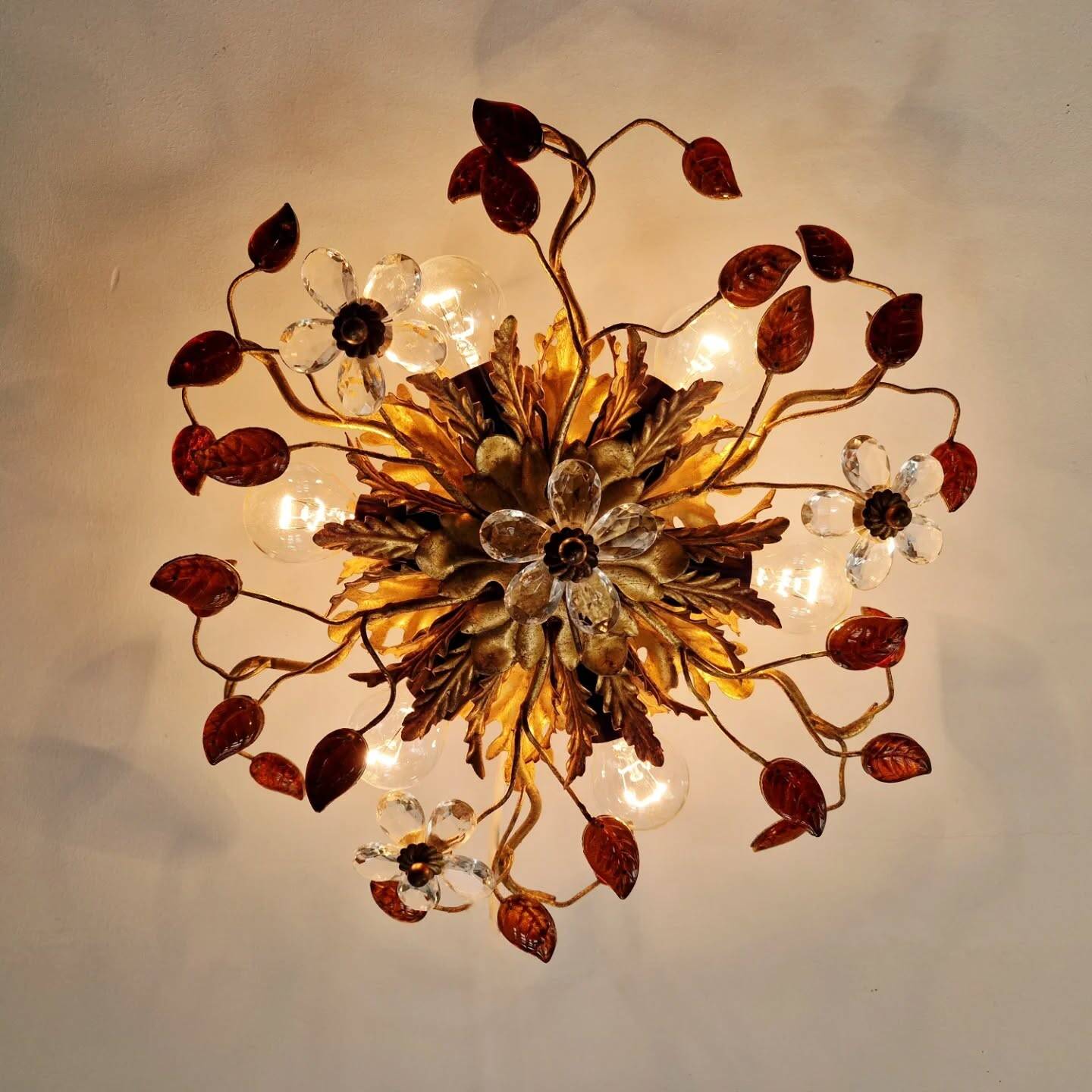 Floral ceiling light in gilded metal and crystal, Banci Firenze (Italy), 1970.