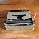 Typewriter Olivetti Lettera 22