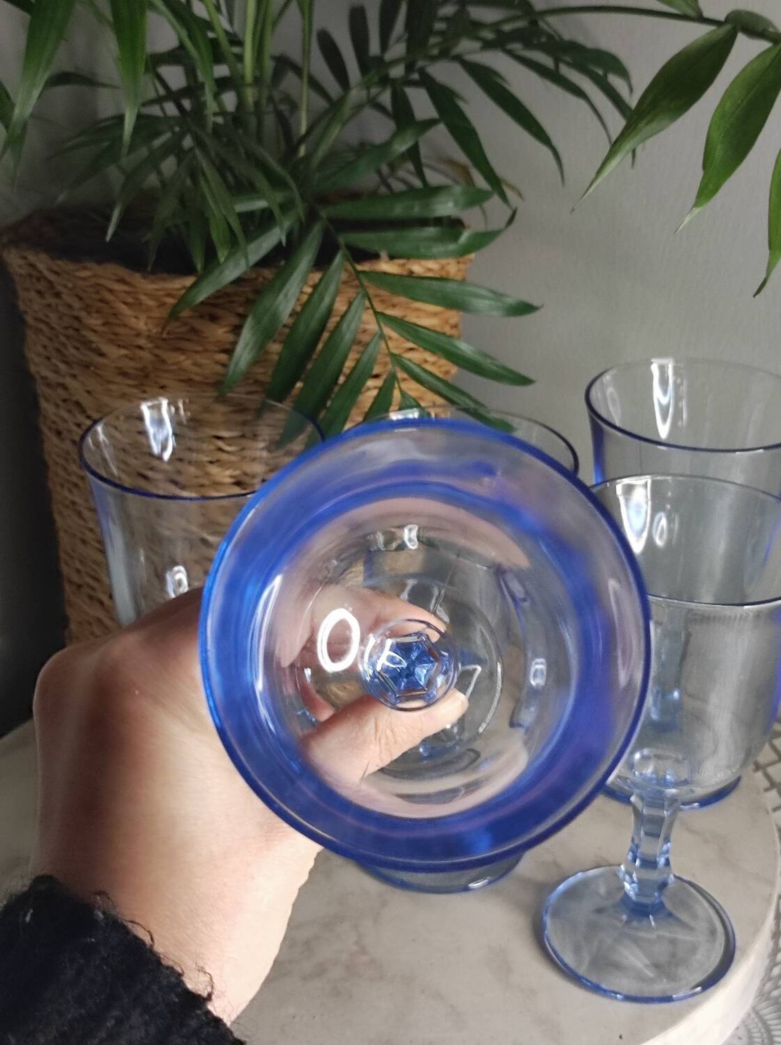 Verres a pieds bleu vintage