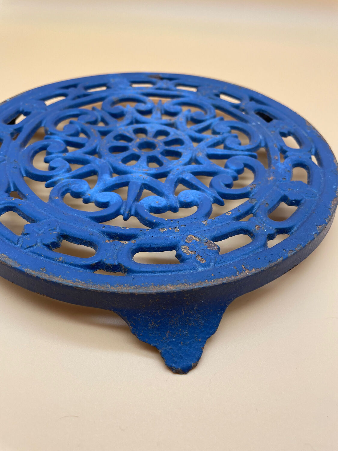Dessous de plat bleu en fonte motif géometique decotec made in France