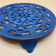 Dessous de plat bleu en fonte motif géometique decotec made in France