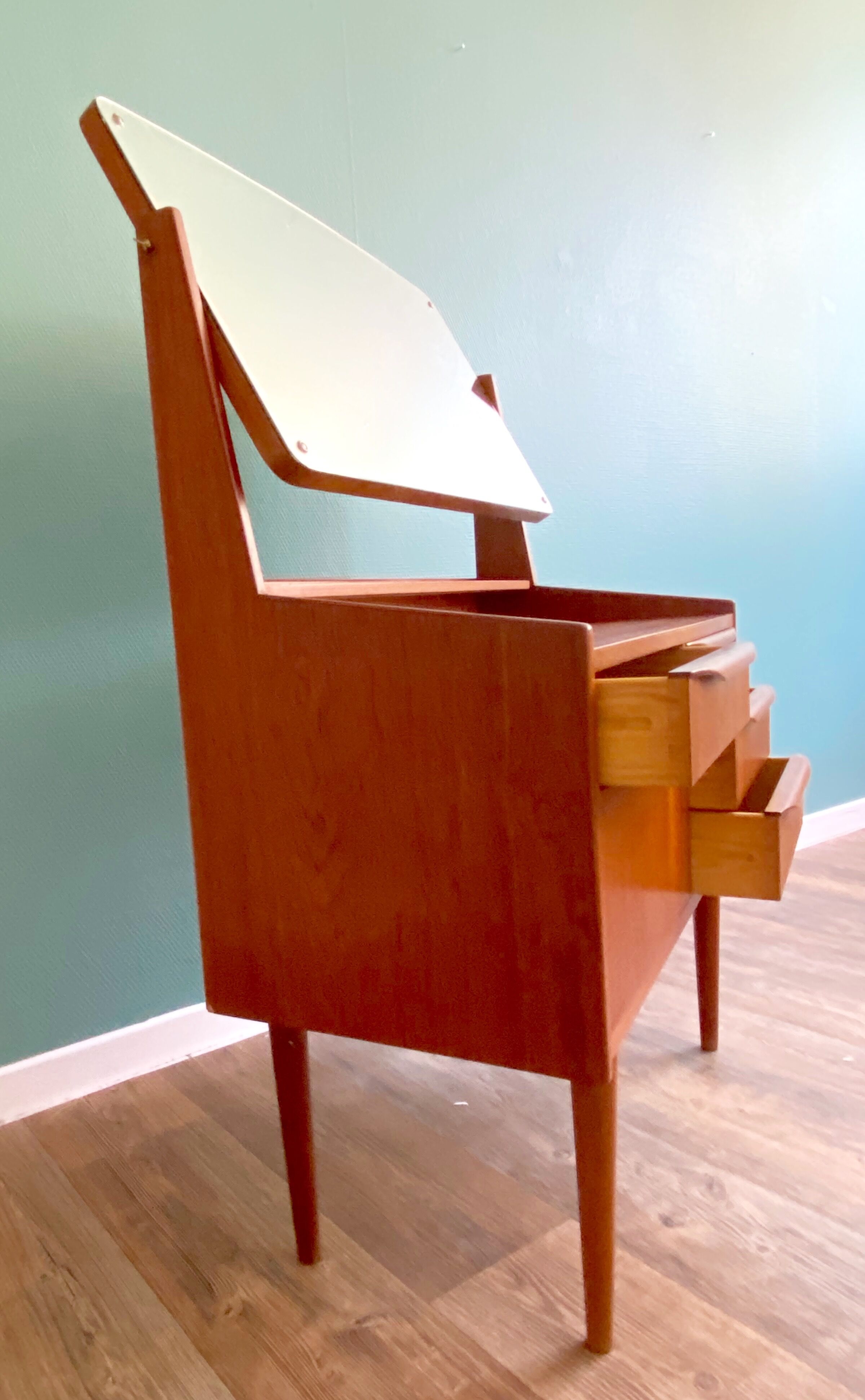 Coiffeuse en teck à miroir pivotant travail scandinave