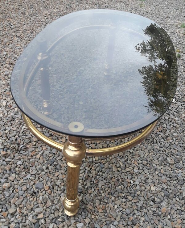 Table basse ovale en laiton doré et verre fumé 1970
