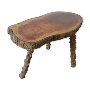 Table basse en bois brutaliste